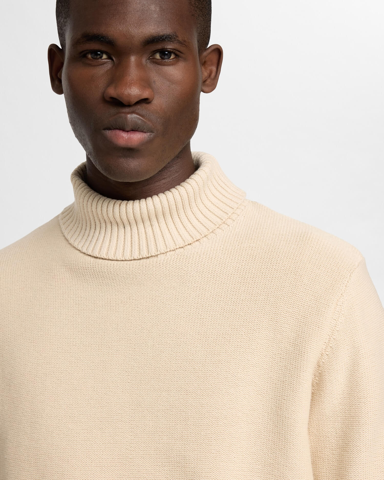 selected-miesten-neulepusero-axel-ls-roll-neck-nos-luonnonvalkoinen-4
