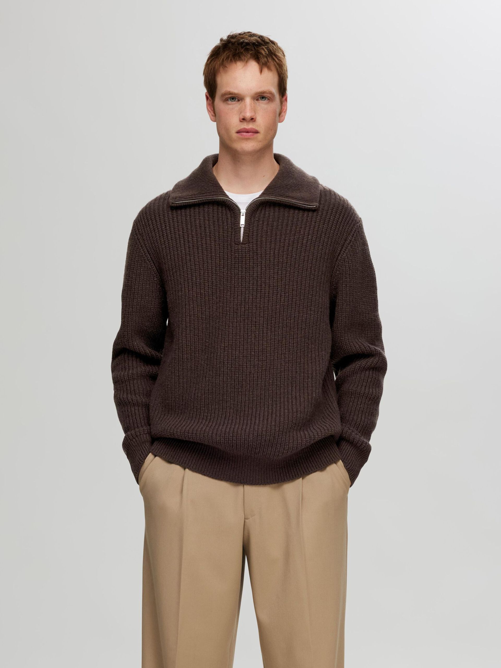 selected-miesten-neulepusero-land-ls-knit-halfzip-tummanruskea-1