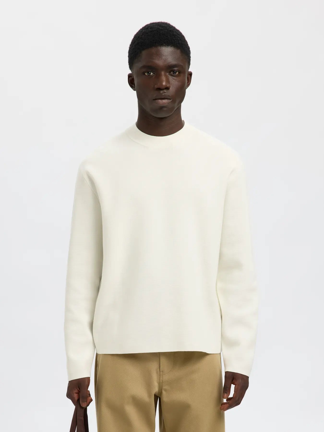 selected-miesten-neulepusero-mike-ls-knit-relaxed-mock-neck-egret-1
