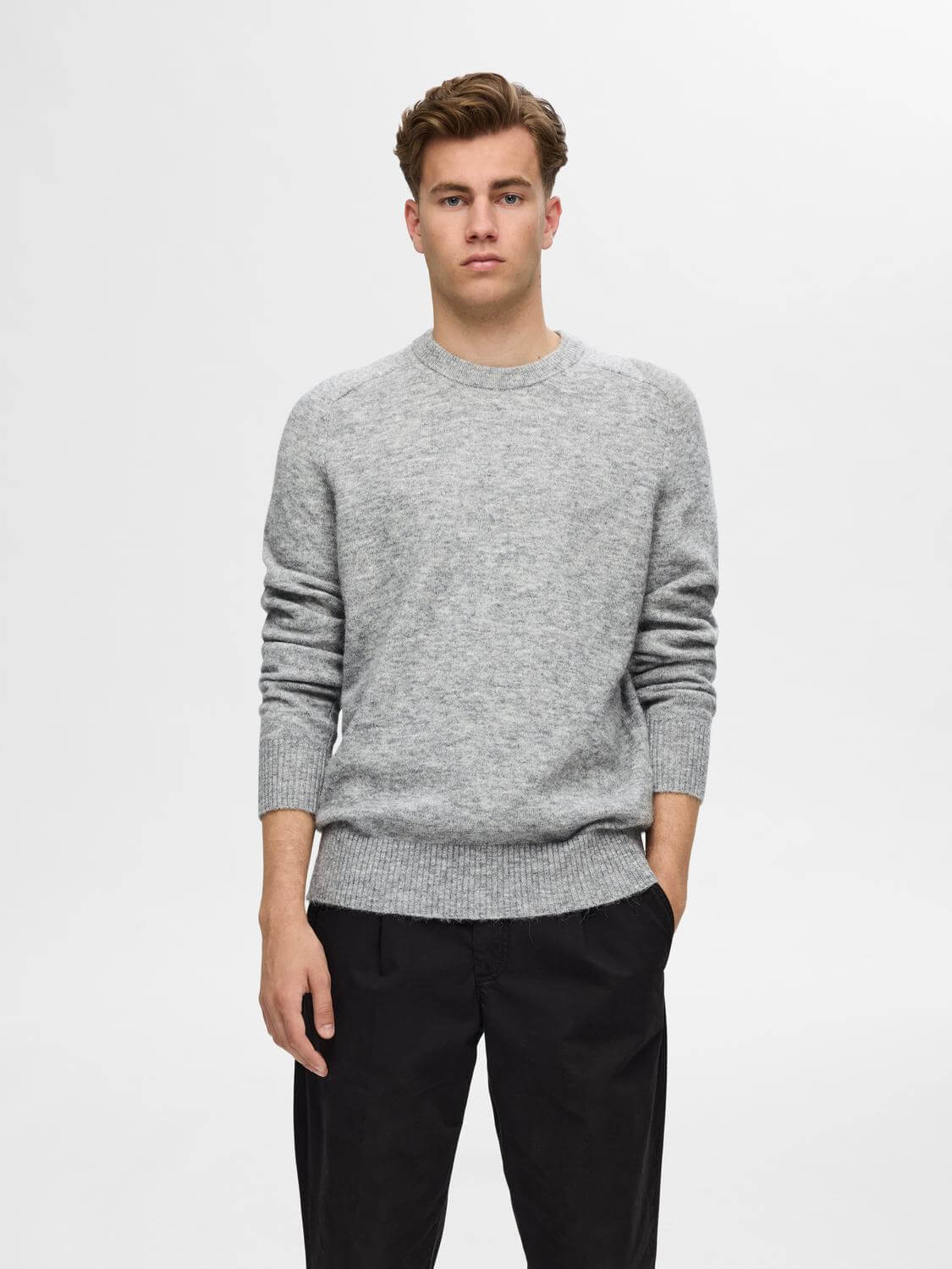 selected-miesten-neulepusero-rai-ls-knit-crewneck-vaaleanharmaa-1