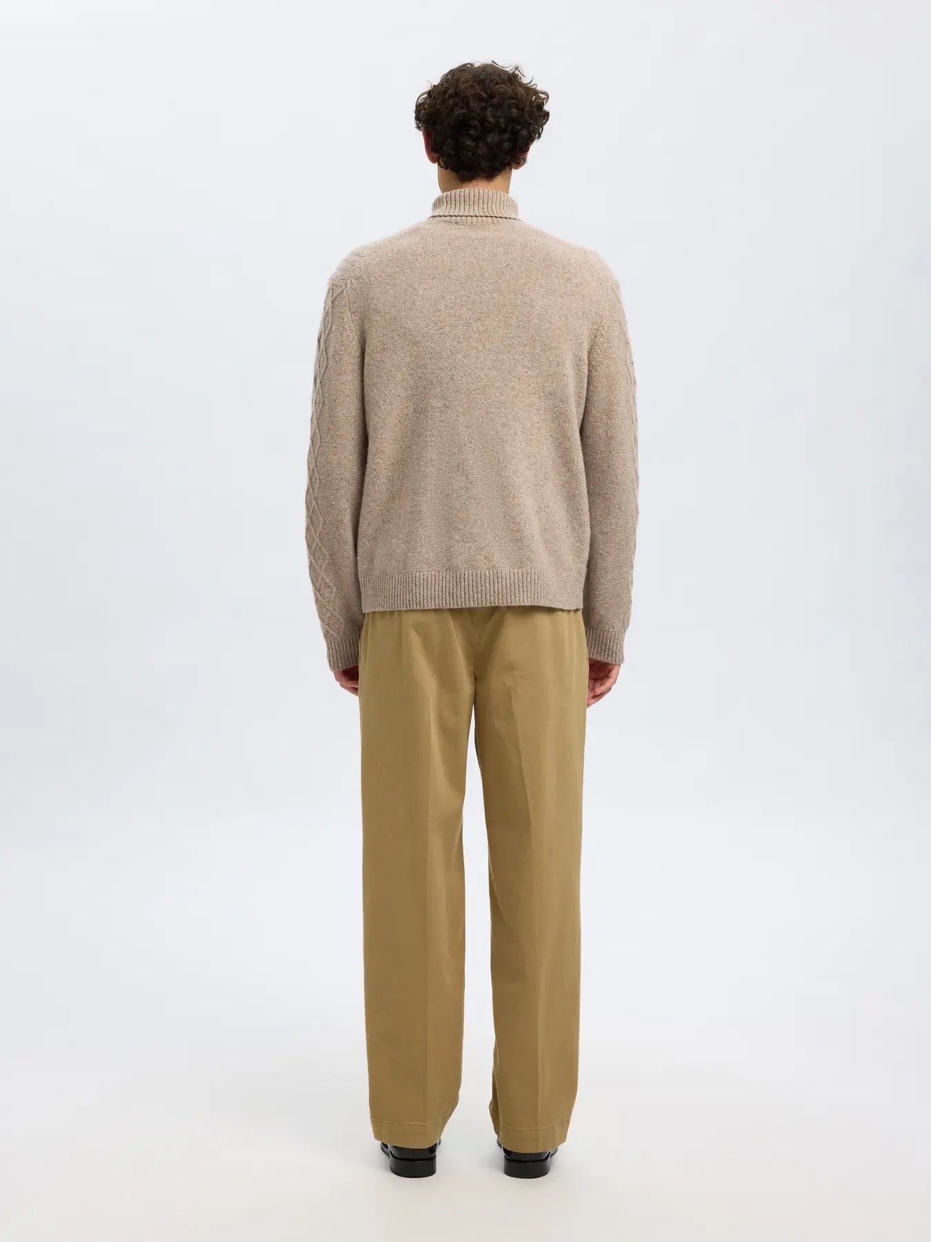 selected-miesten-neulepusero-slhneil-ls-knit-relaxed-cable-roll-neck-oatmeal-neps-2
