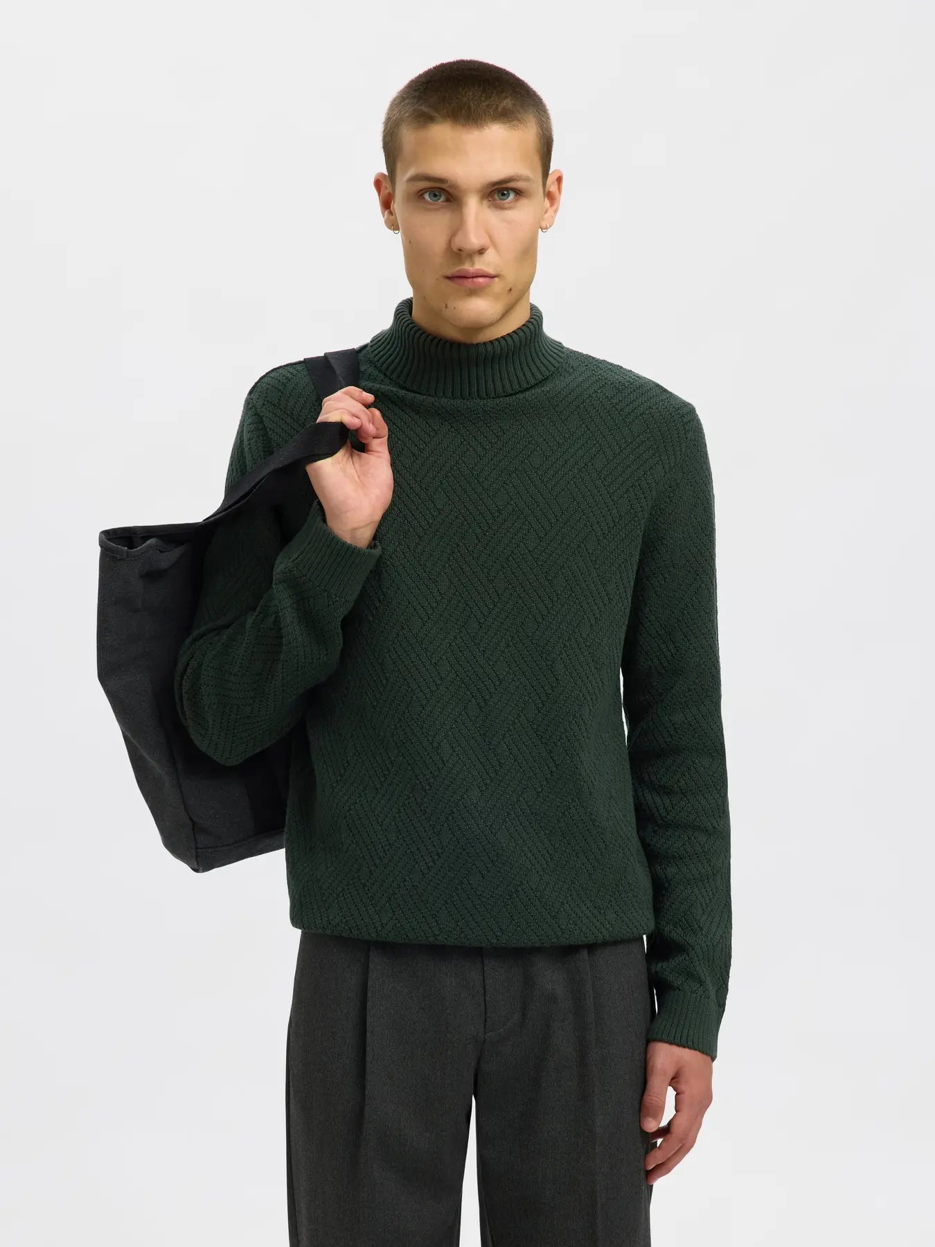 selected-miesten-neulepusero-trevor-ls-knit-structure-roll-neck-deep-forest-1