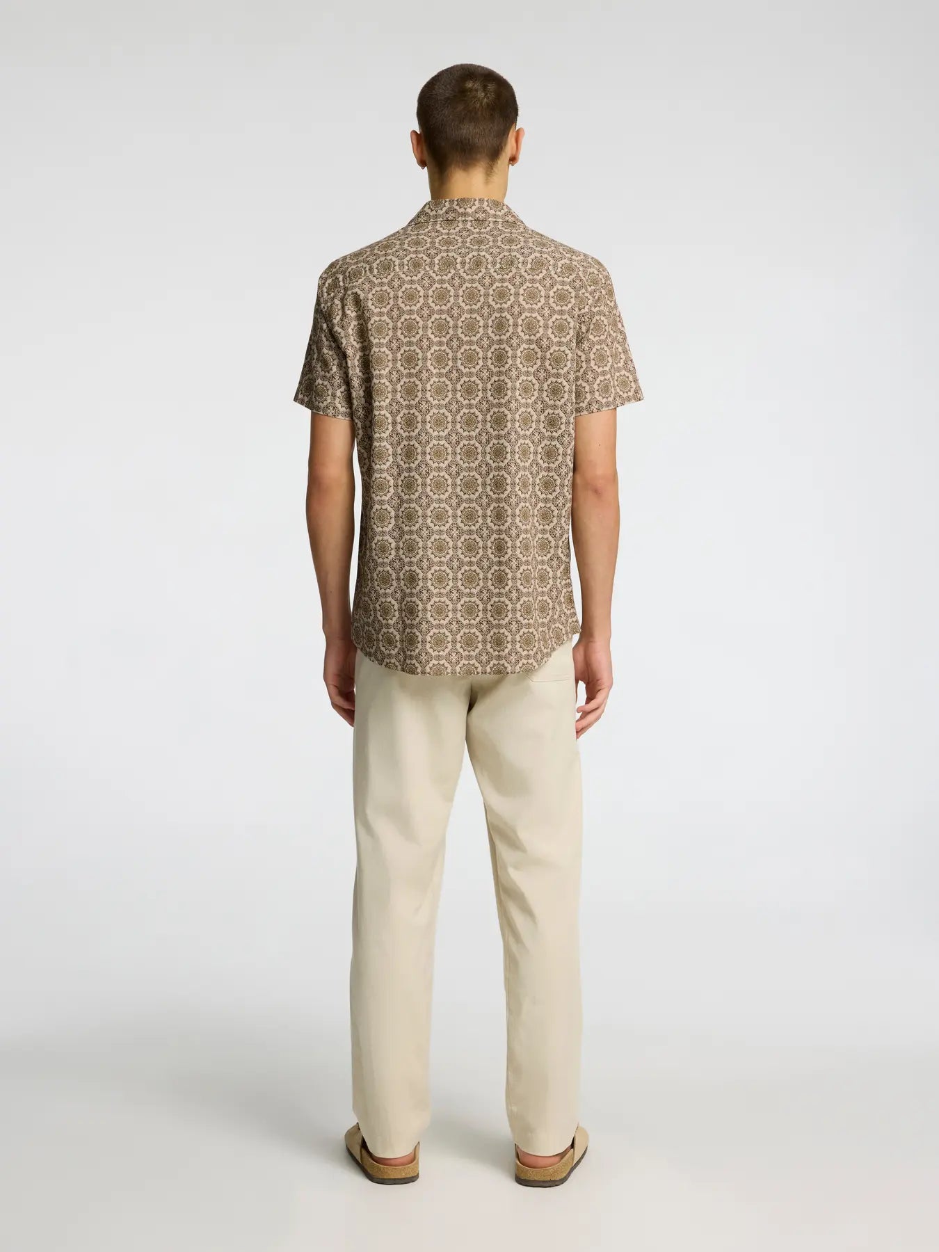 selected-miesten-paita-new-linen-shirt-resort-ruskea-kuosi-2