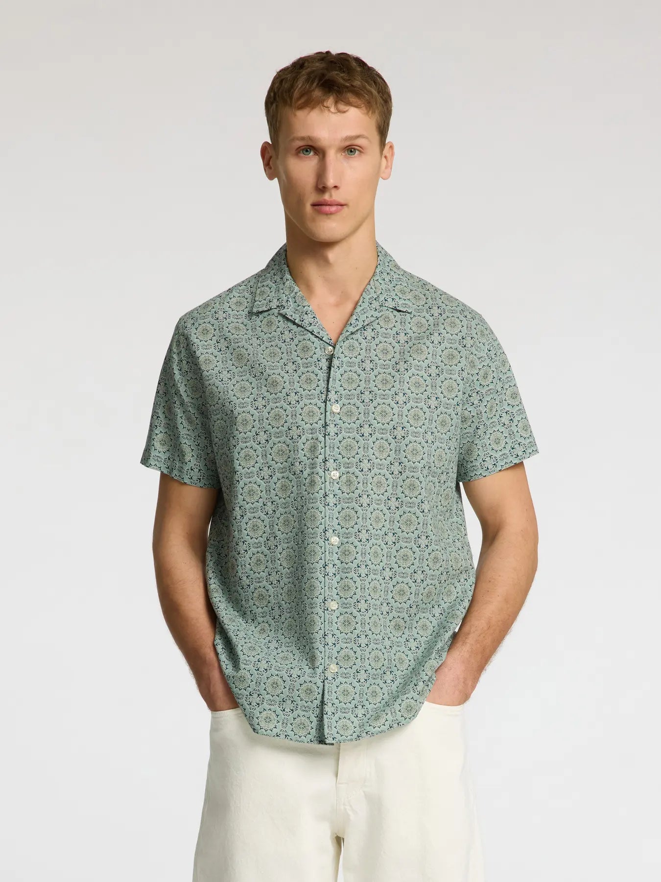 selected-miesten-paita-new-linen-shirt-resort-vihrea-kuosi-1