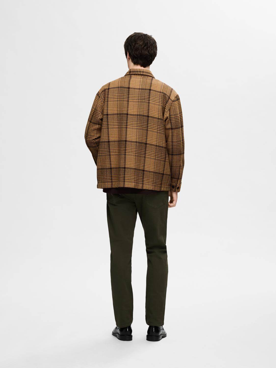 selected-miesten-paitatakki-boxy-houndstooth-big-check-overshirt-ruskea-ruutu-2
