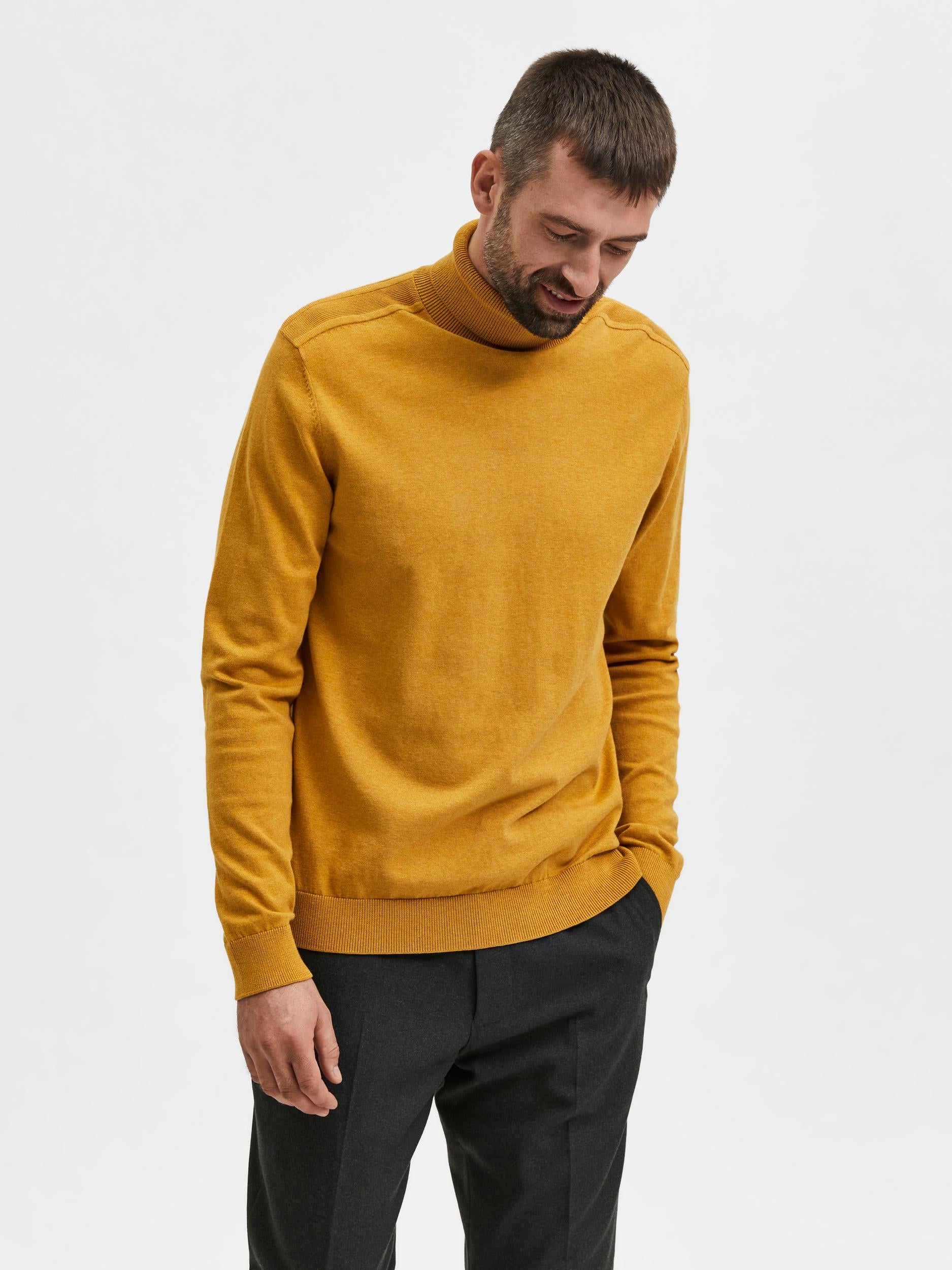 selected-miesten-pooloneule-berg-roll-neck-keltainen-1