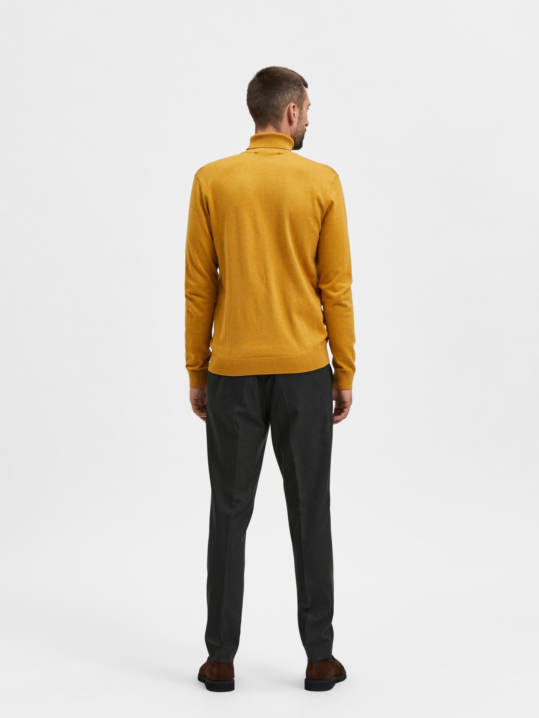 selected-miesten-pooloneule-berg-roll-neck-keltainen-2