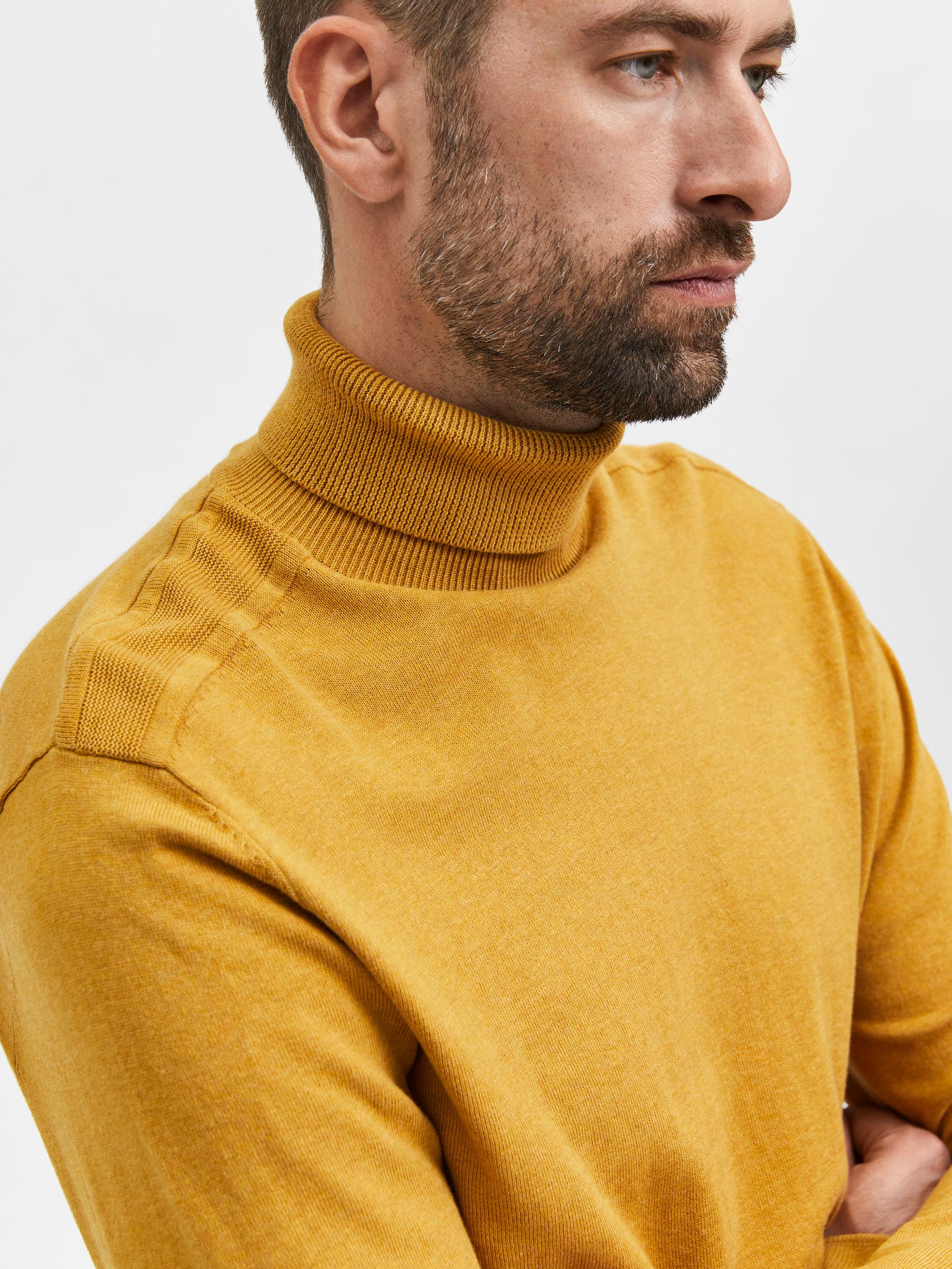 selected-miesten-pooloneule-berg-roll-neck-keltainen-4