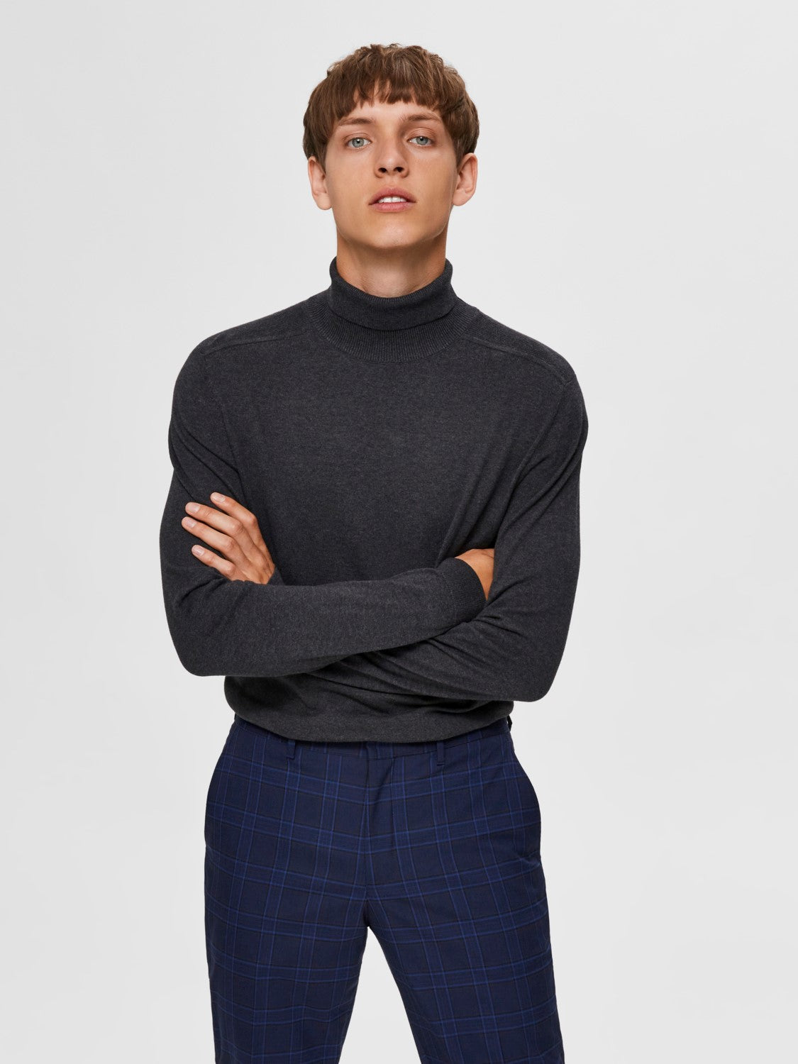 selected-miesten-pooloneule-berg-roll-neck-nos-vtt-tummanharmaa-1