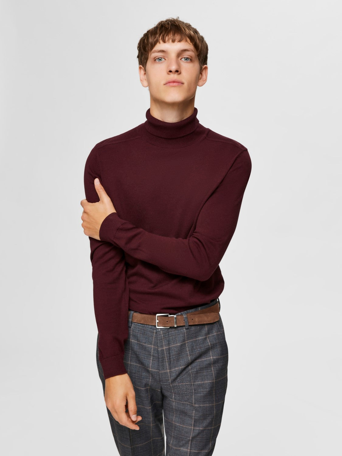 selected-miesten-pooloneule-berg-roll-neck-nos-vtt-viininpunainen-1