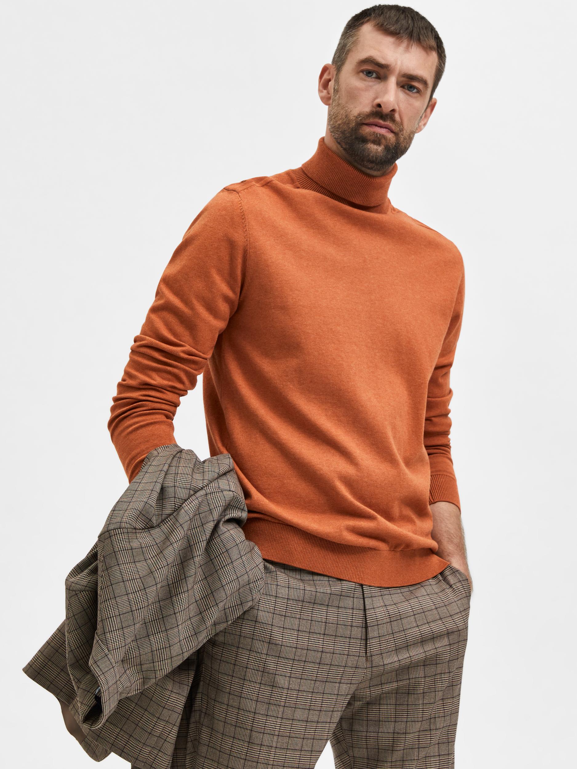 selected-miesten-pooloneule-berg-roll-neck-oranssi-4