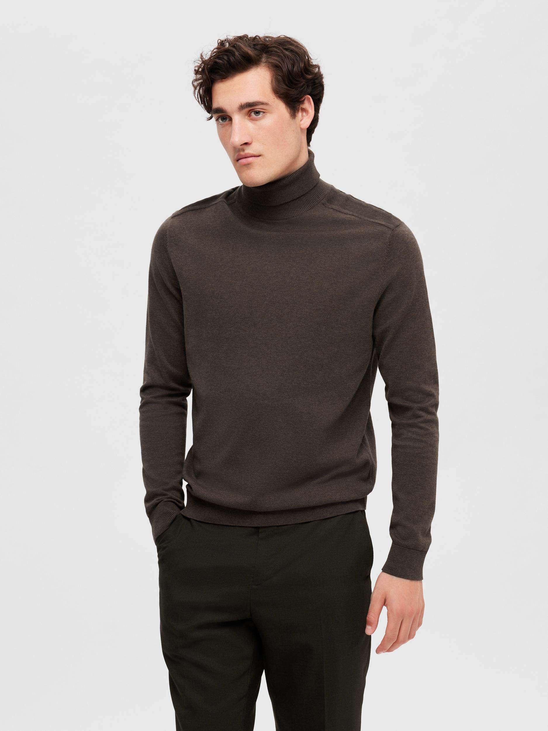 selected-miesten-pooloneule-berg-roll-neck-tummanruskea-1