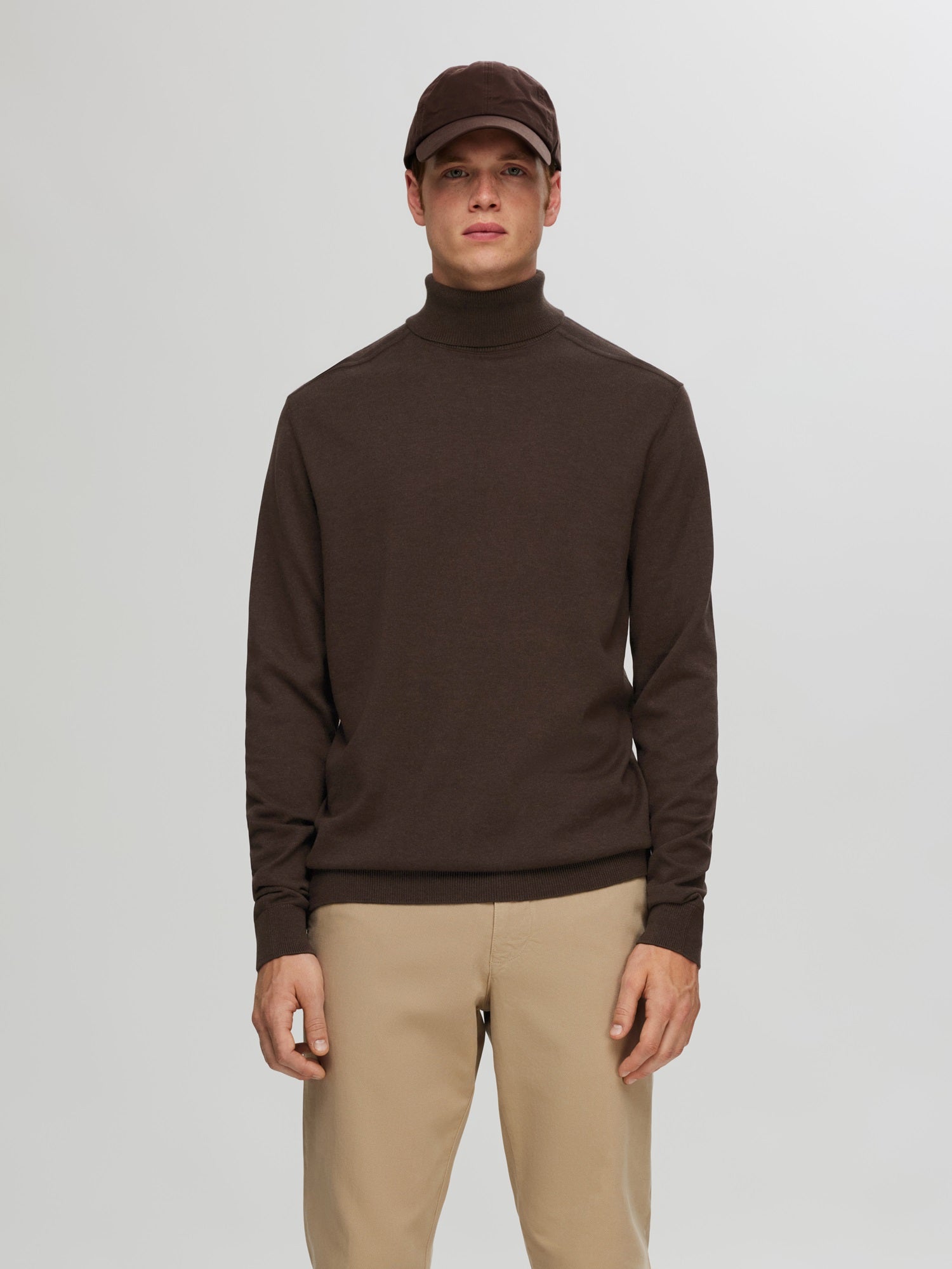 selected-miesten-pooloneule-berg-roll-neck-tummanruskea-1