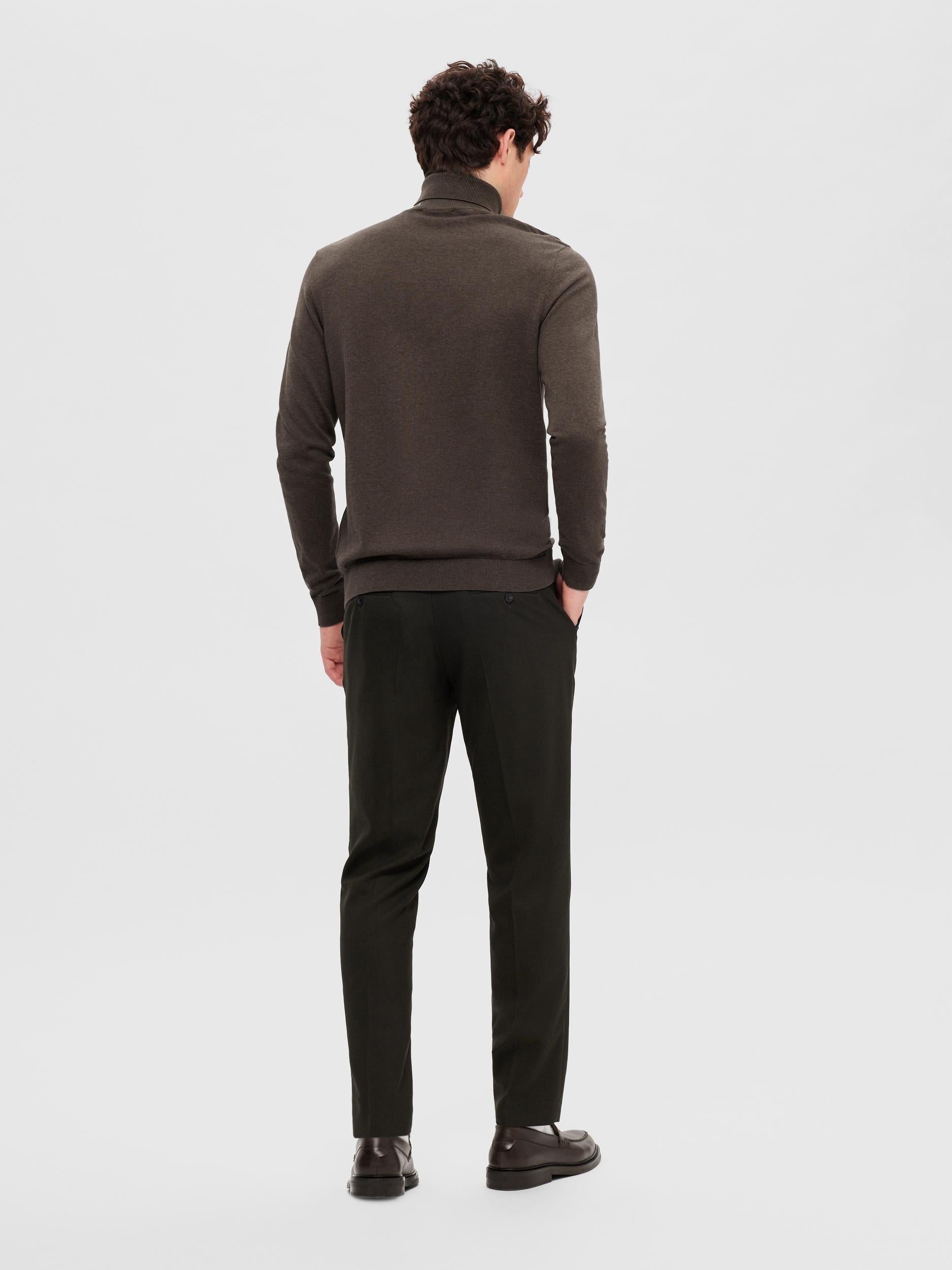 selected-miesten-pooloneule-berg-roll-neck-tummanruskea-2