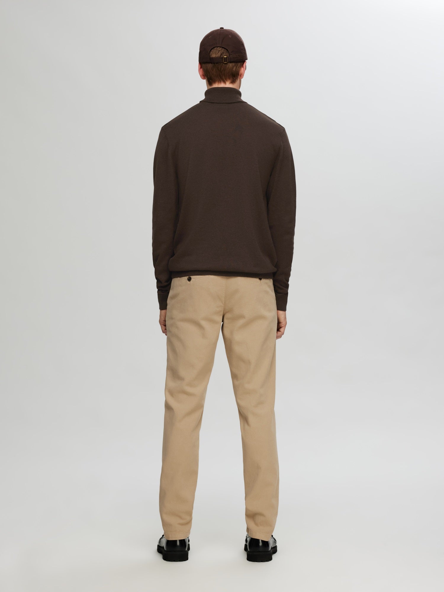 selected-miesten-pooloneule-berg-roll-neck-tummanruskea-2