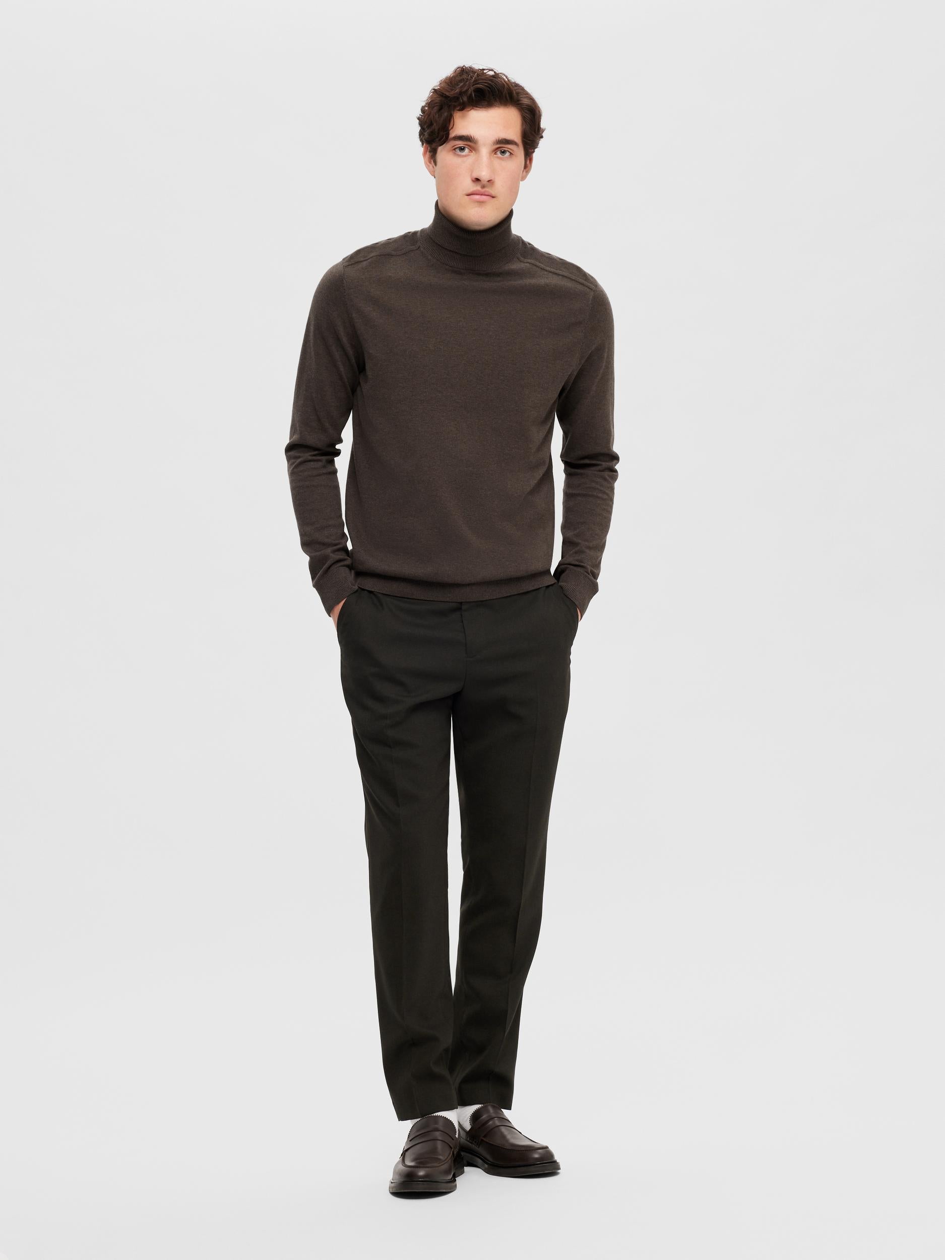 selected-miesten-pooloneule-berg-roll-neck-tummanruskea-4