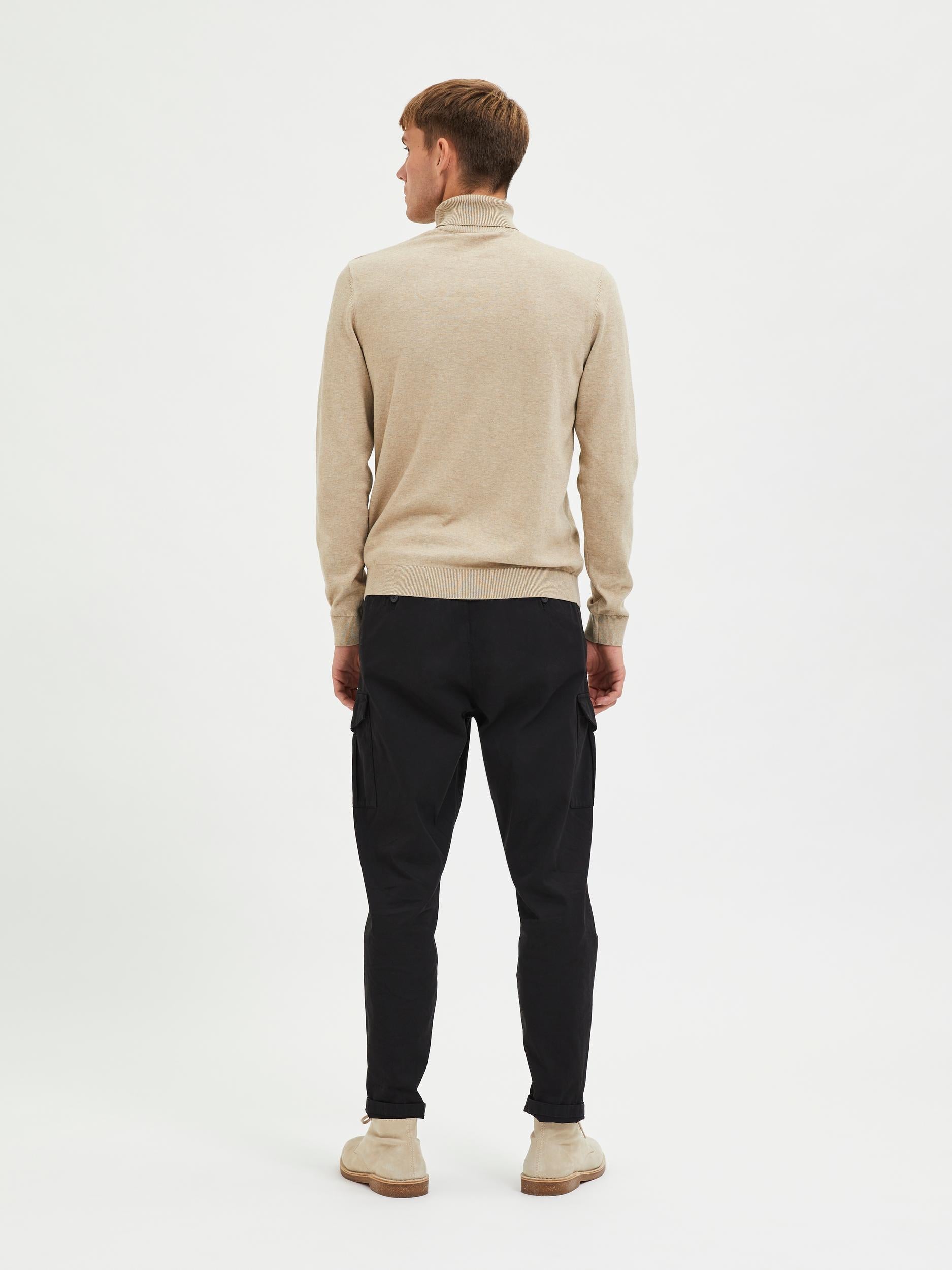 selected-miesten-pooloneule-berg-roll-neck-vaalea-beige-2