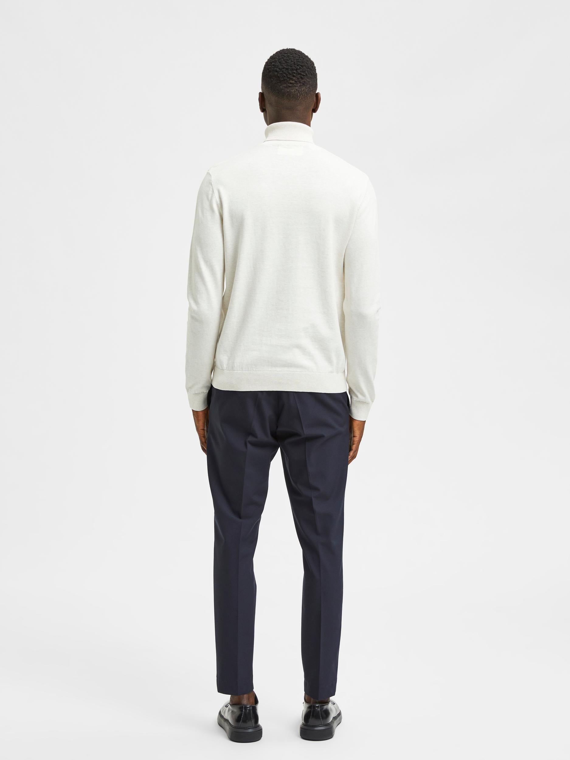selected-miesten-pooloneule-berg-roll-neck-valkoinen-2