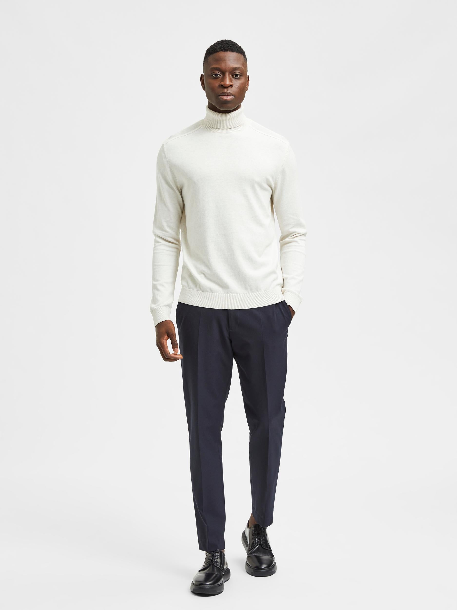 selected-miesten-pooloneule-berg-roll-neck-valkoinen-5