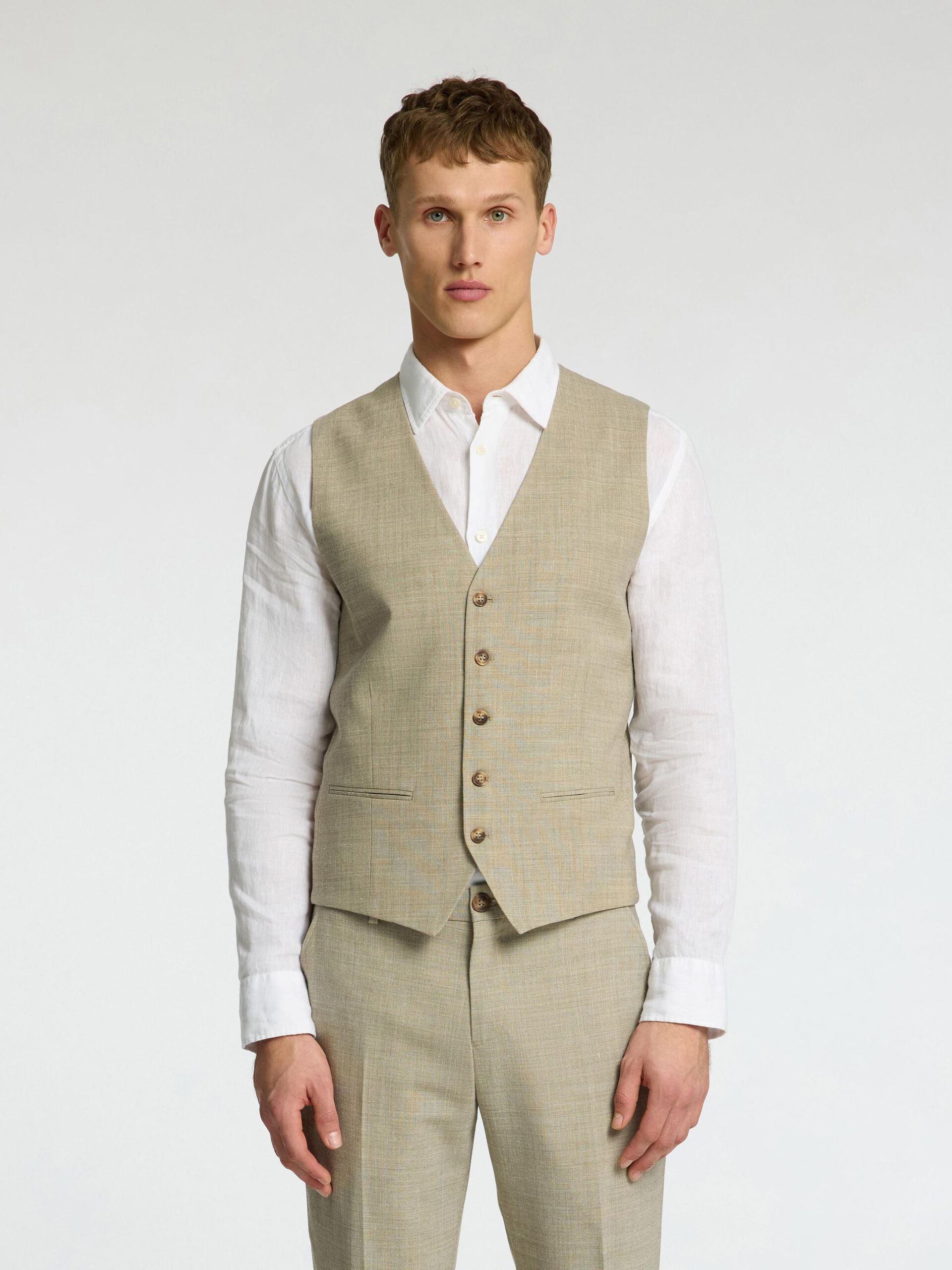selected-miesten-pukuliivi-slim-oasis-vest-beige-1