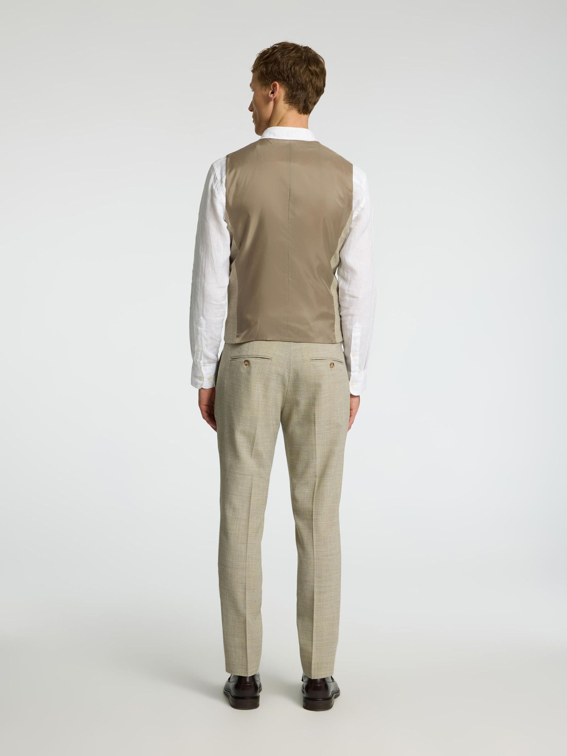 selected-miesten-pukuliivi-slim-oasis-vest-beige-2