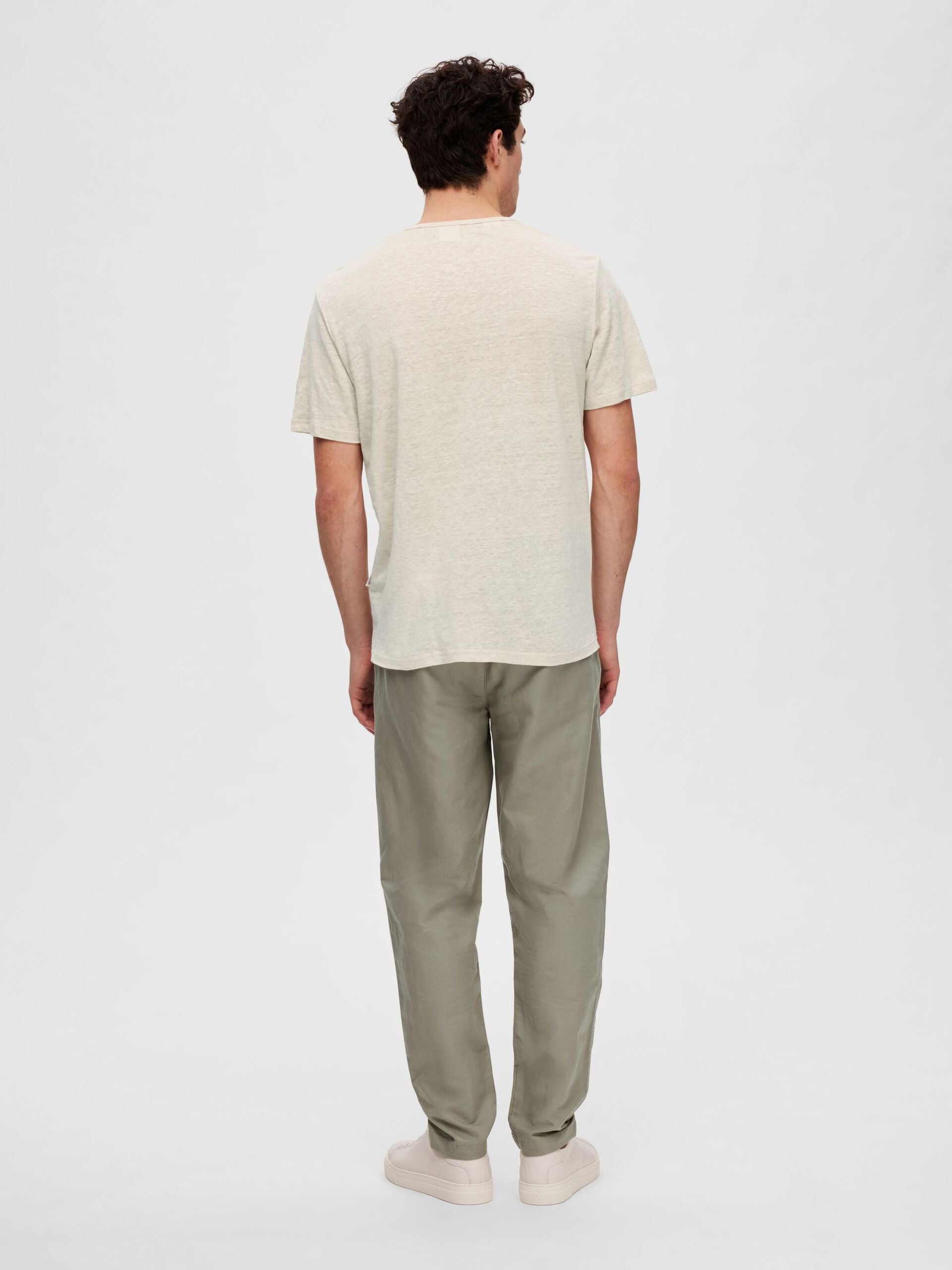 selected-miesten-t-paita-bet-linen-ss-o-neck-beige-2