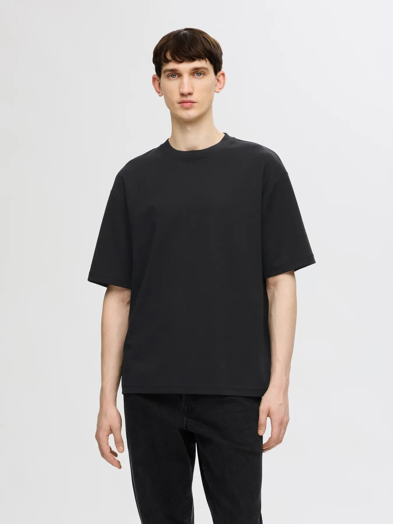 selected-miesten-t-paita-loose-oscar-ss-o-neck-black-1