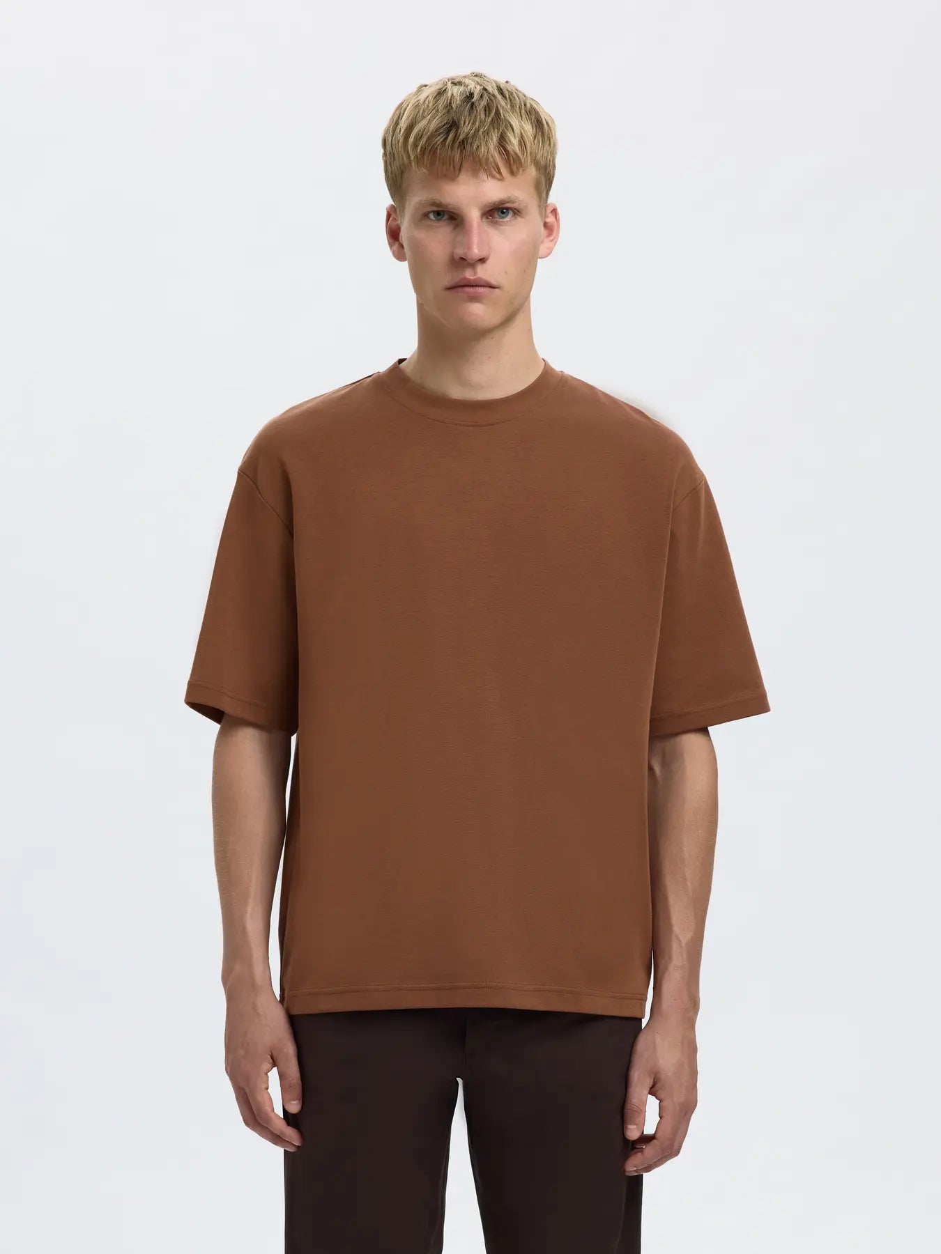 selected-miesten-t-paita-loose-oscar-ss-o-neck-soft-silt-1