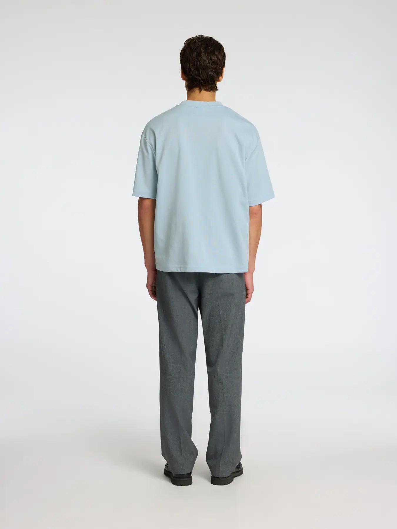 selected-miesten-t-paita-loose-oscar-ss-o-neck-vaaleansininen-2