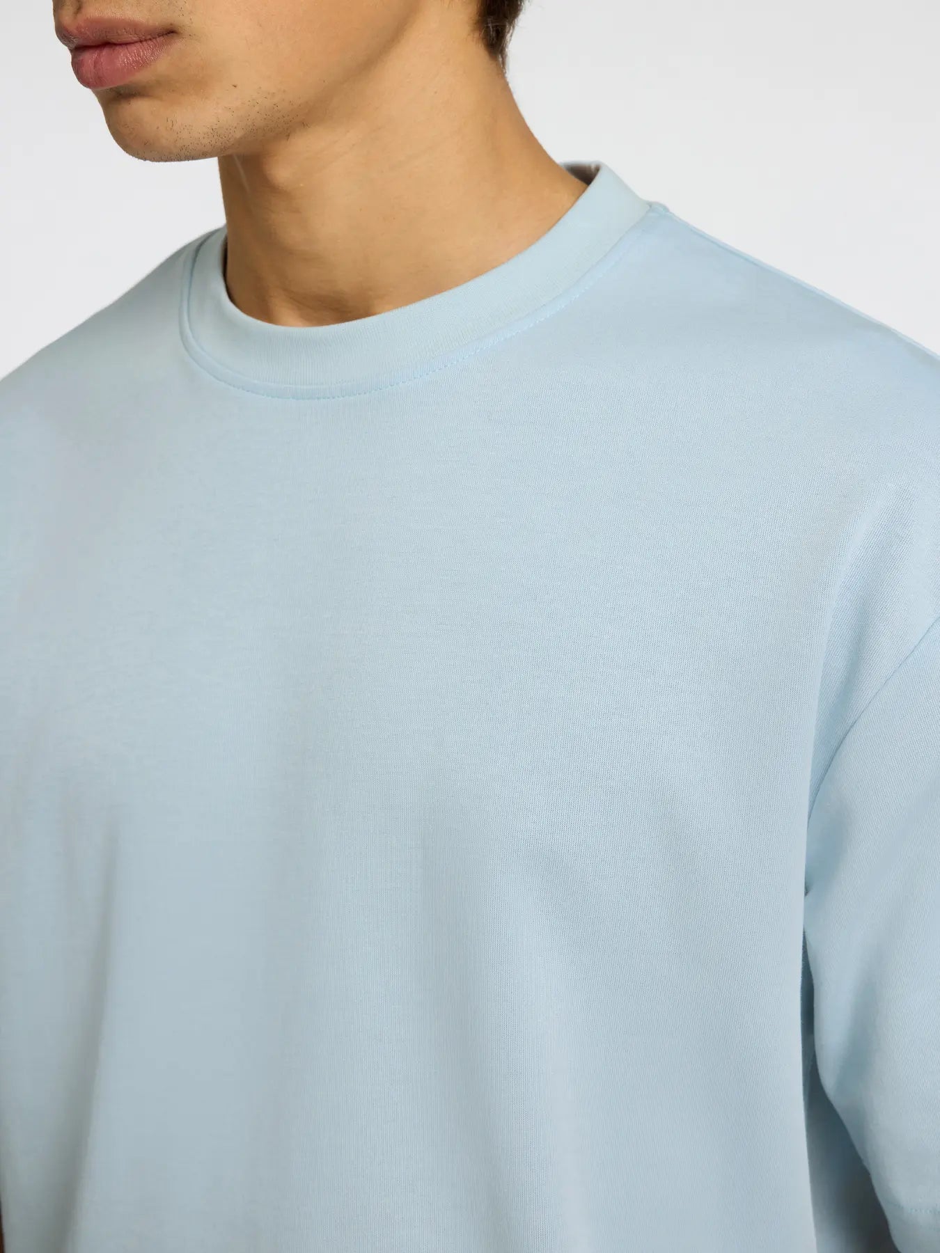 selected-miesten-t-paita-loose-oscar-ss-o-neck-vaaleansininen-4