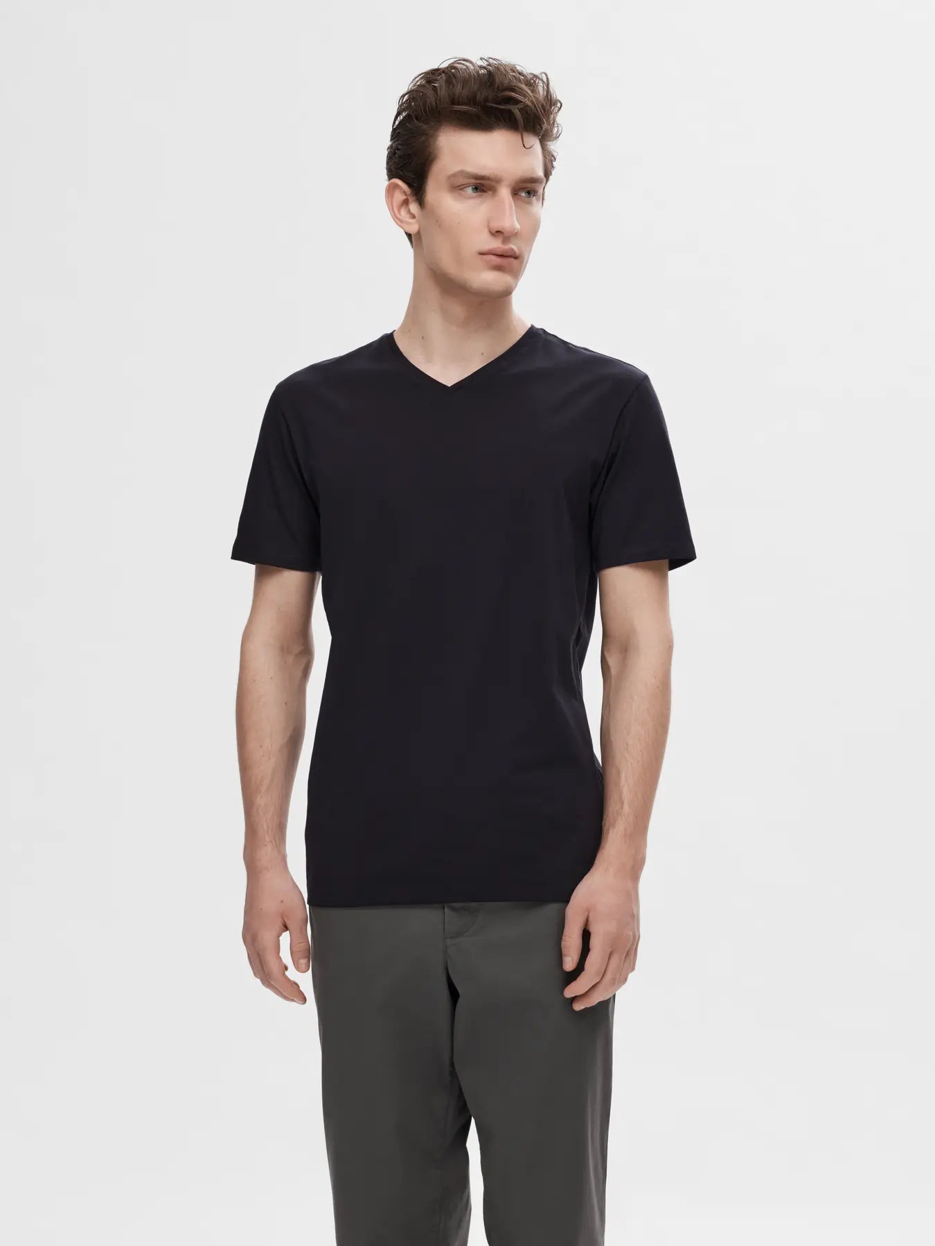 selected-miesten-t-paita-pima-ss-v-neck-black-1
