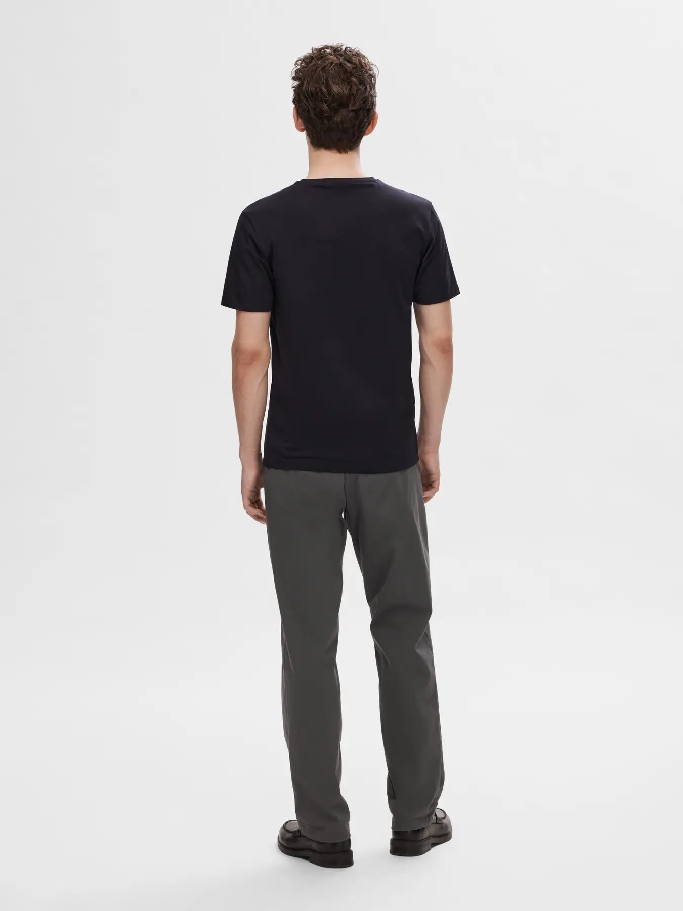 selected-miesten-t-paita-pima-ss-v-neck-black-2