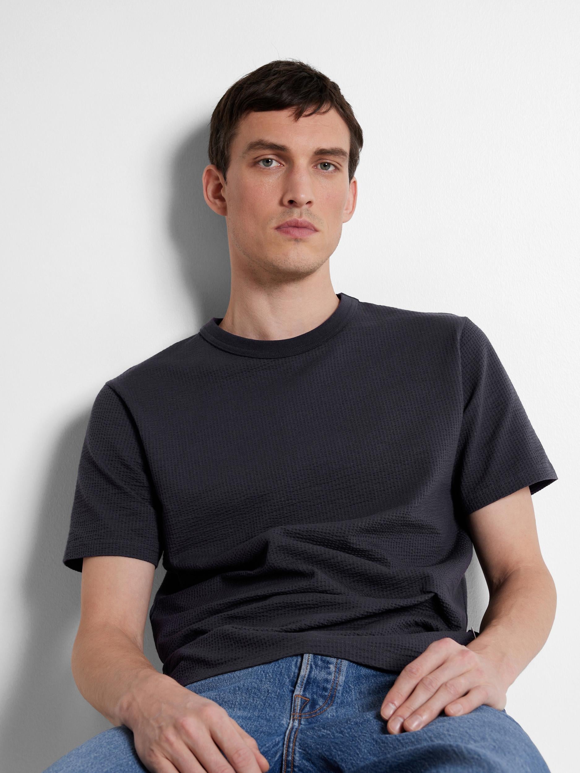 selected-miesten-t-paita-sander-seersucker-ss-o-neck-tummansininen-4