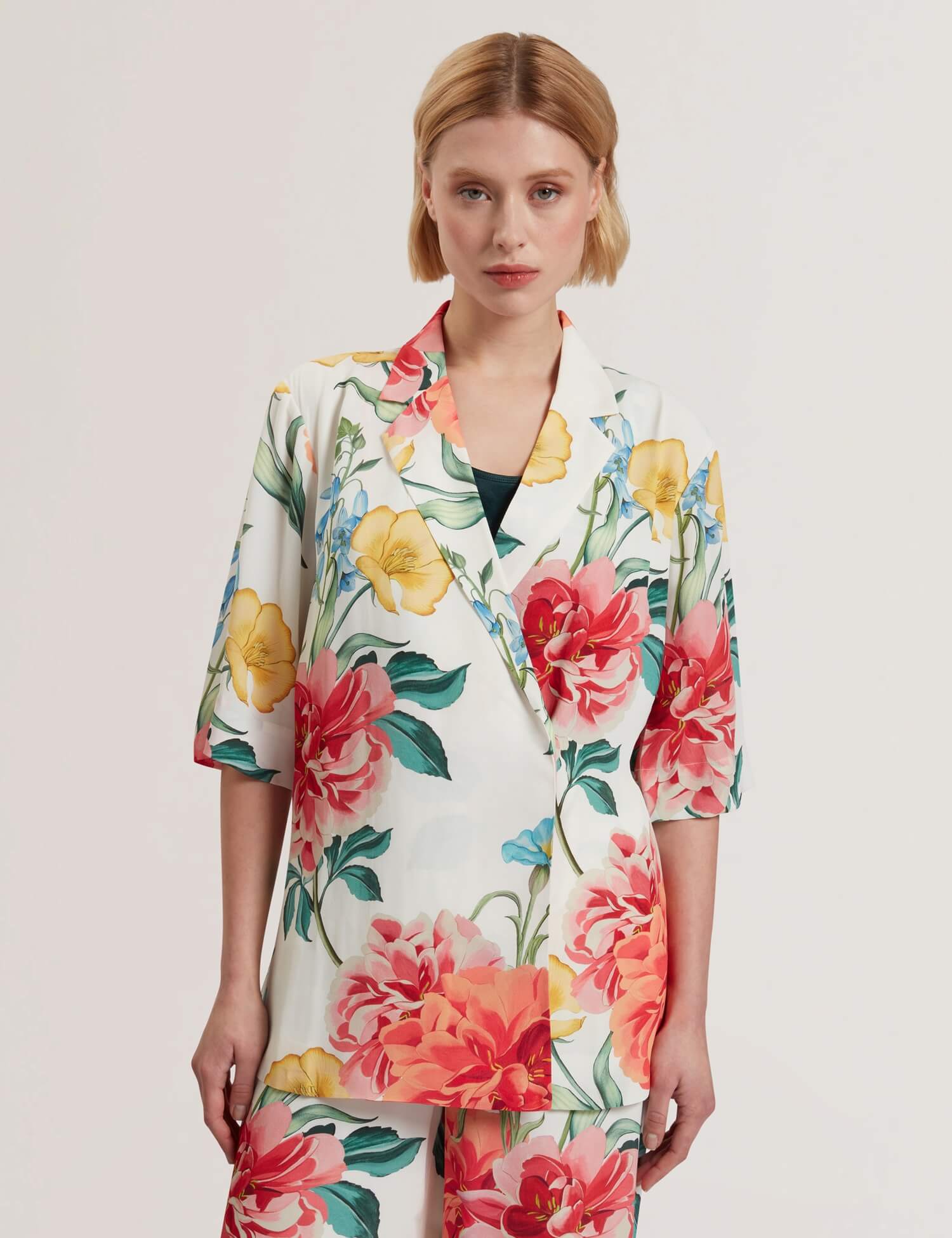 ted-baker-naisten-bleiseri-nympha-printed-short-sleeve-blazer-valkopohjainen-kuosi-1