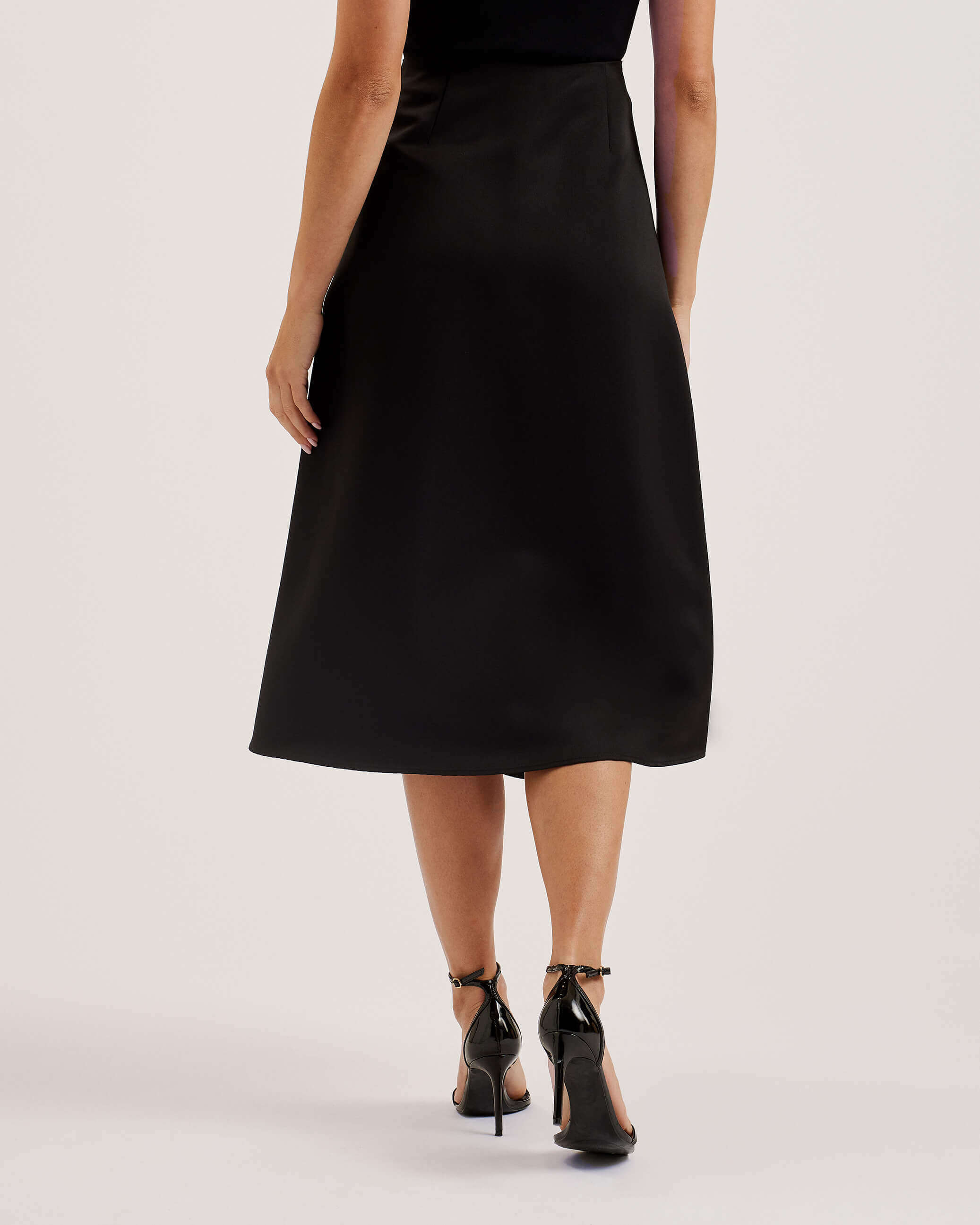 ted-baker-naisten-hame-erva-asymmetric-satin-wrap-midi-skirt-musta-3