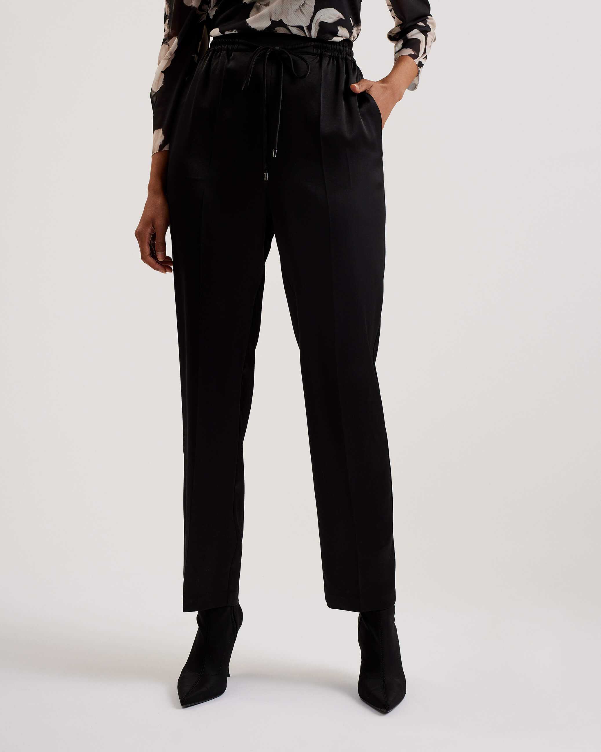 ted-baker-naisten-housut-natori-slim-cut-jogger-musta-2
