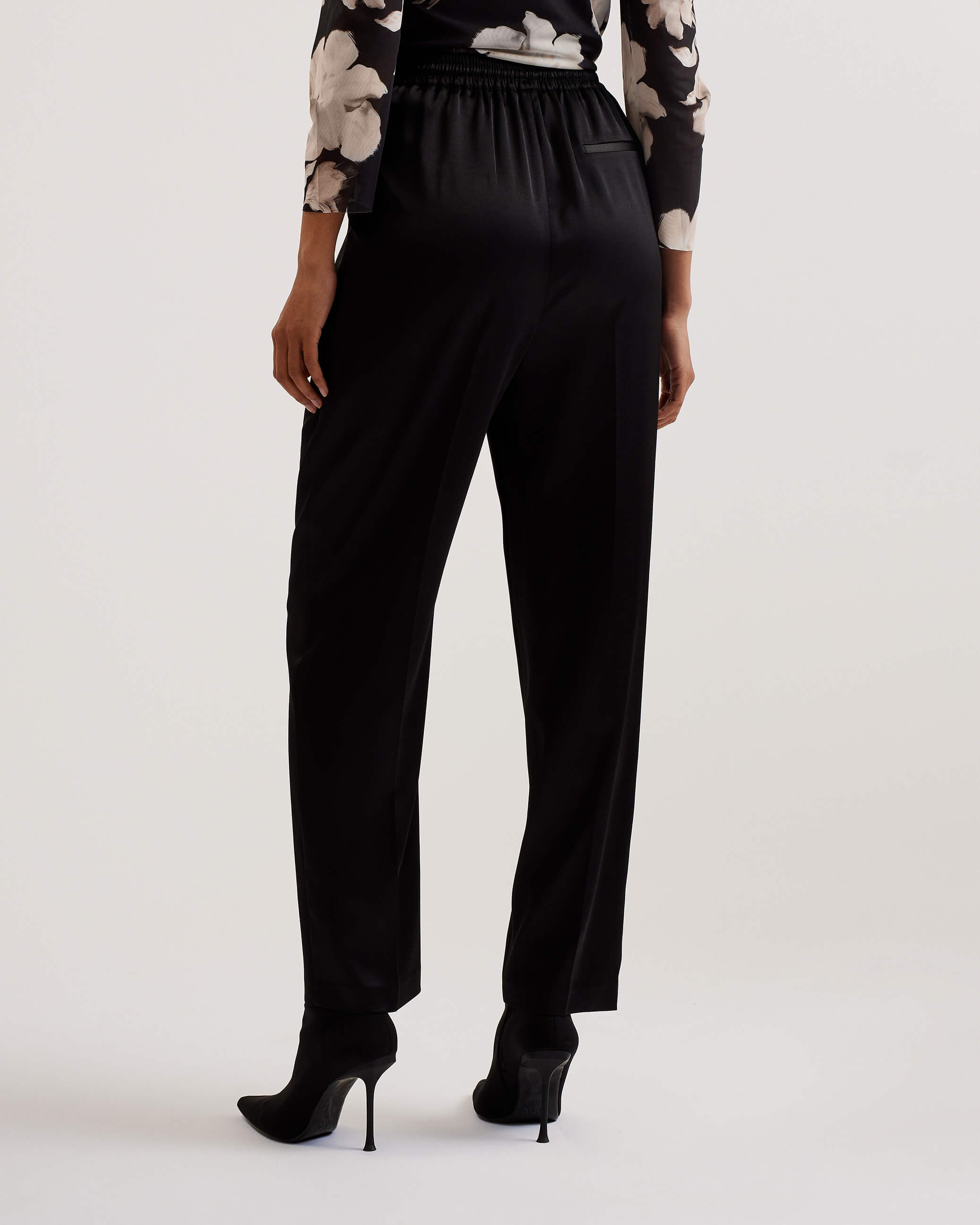ted-baker-naisten-housut-natori-slim-cut-jogger-musta-3