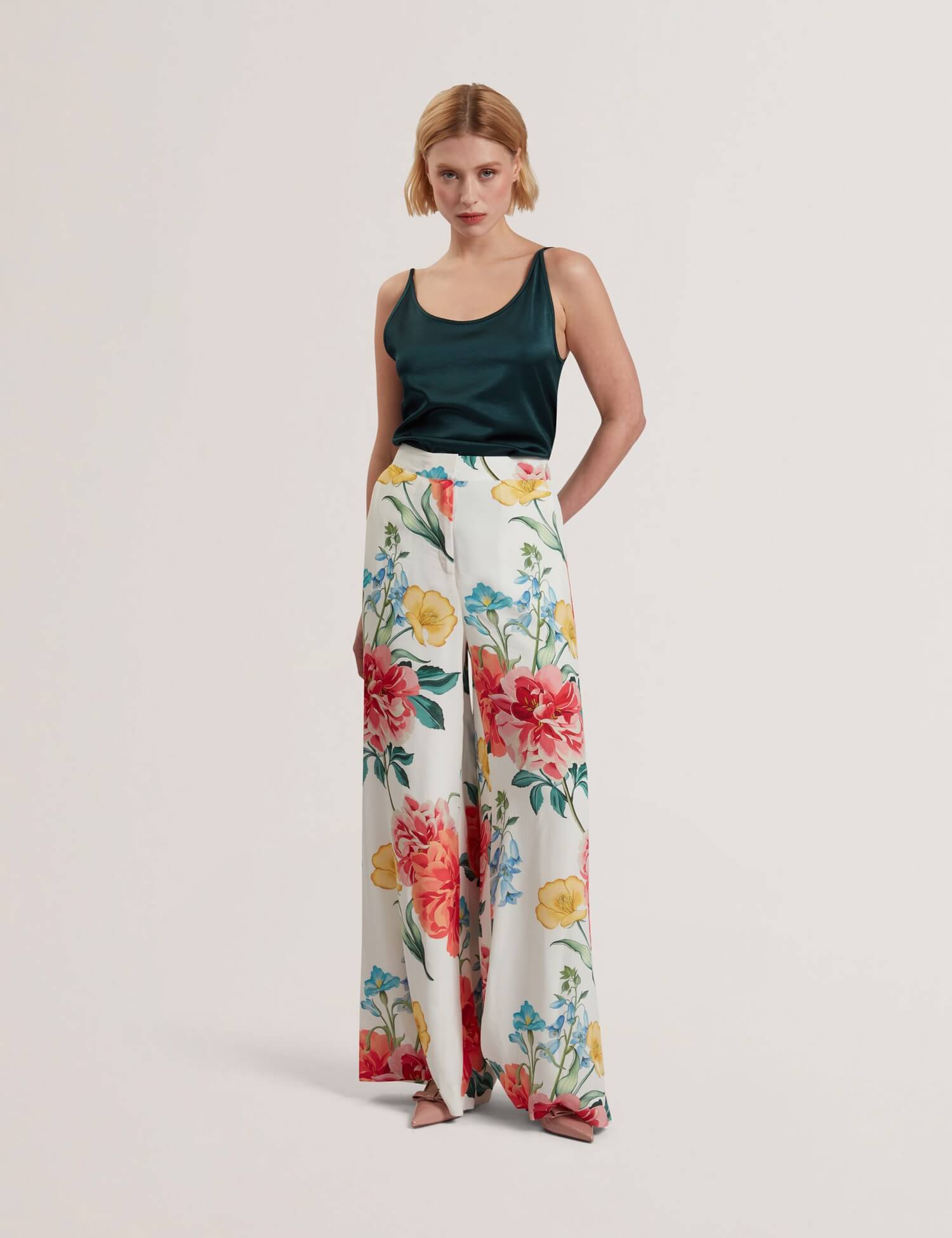 ted-baker-naisten-housut-nymphat-printed-trouser-valkopohjainen-kuosi-1