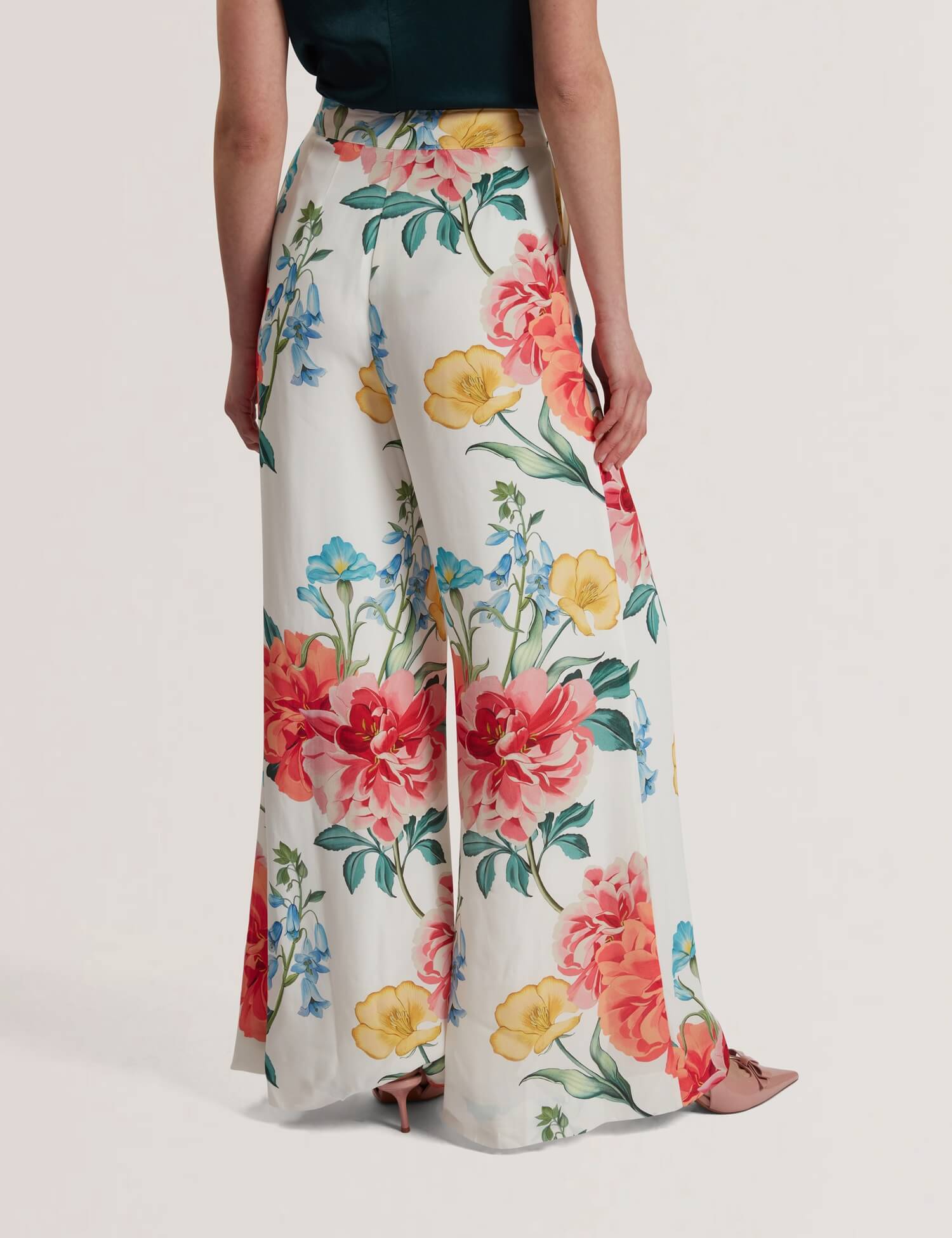 ted-baker-naisten-housut-nymphat-printed-trouser-valkopohjainen-kuosi-3