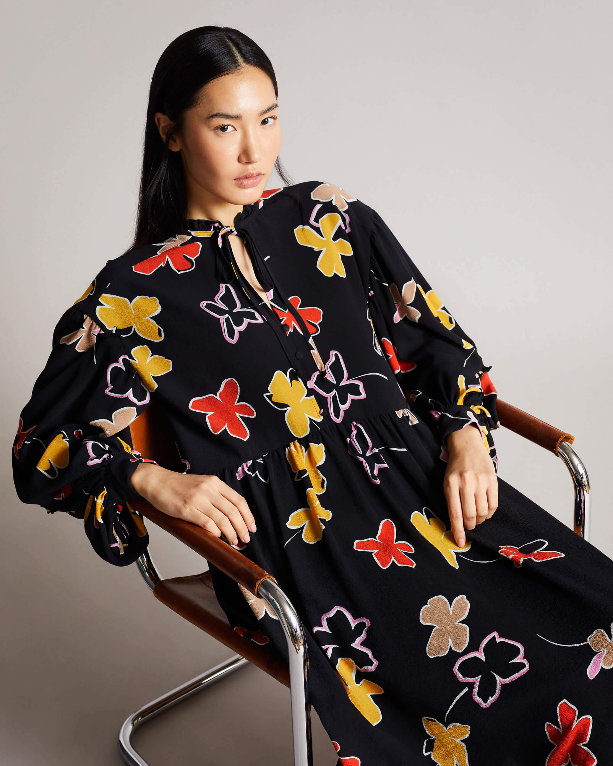 ted-baker-naisten-mekko-yviee-midi-oversize-dress-musta-kuosi-3