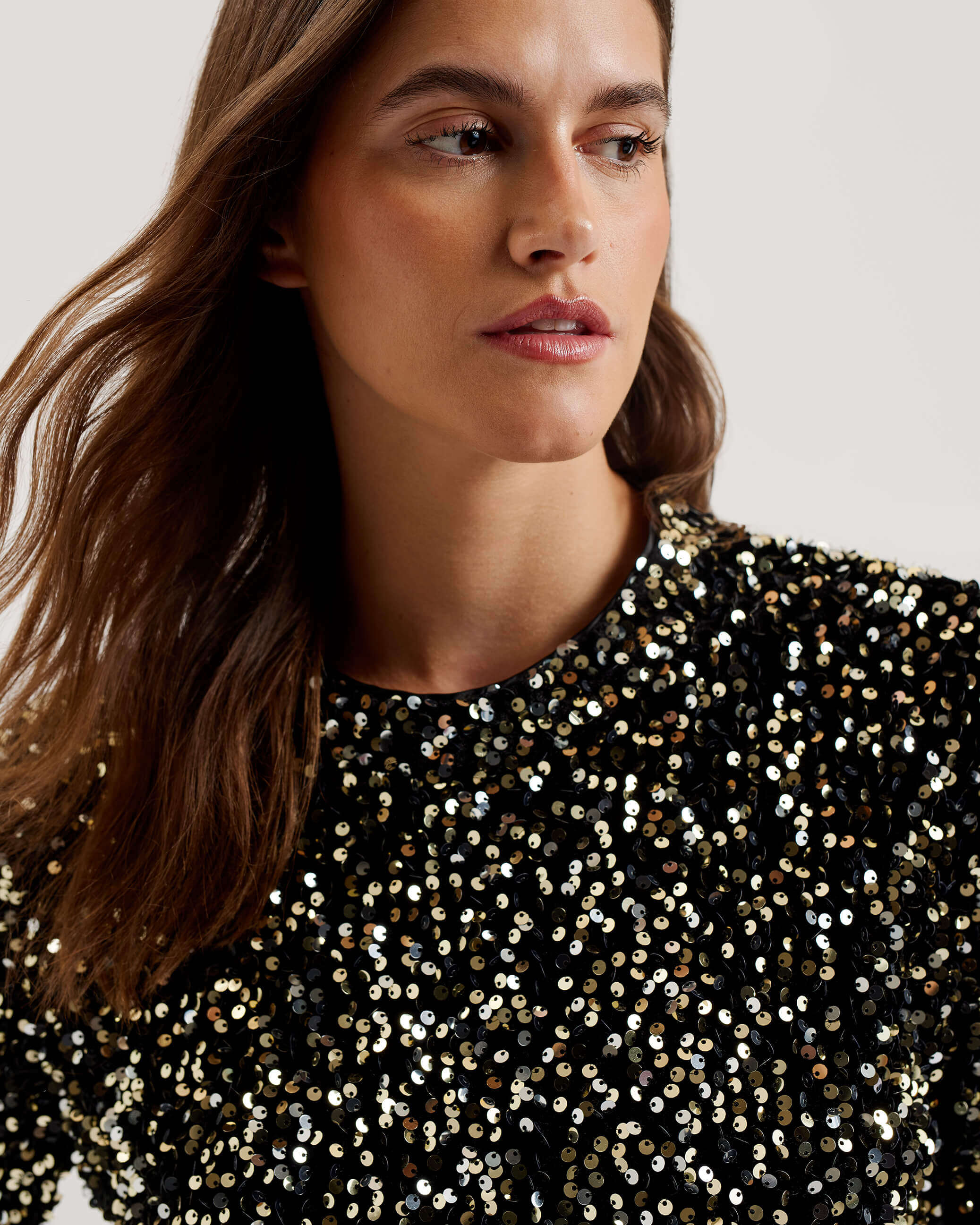 ted-baker-naisten-pusero-zarhaa-boxy-velvet-sequin-tee-musta-4