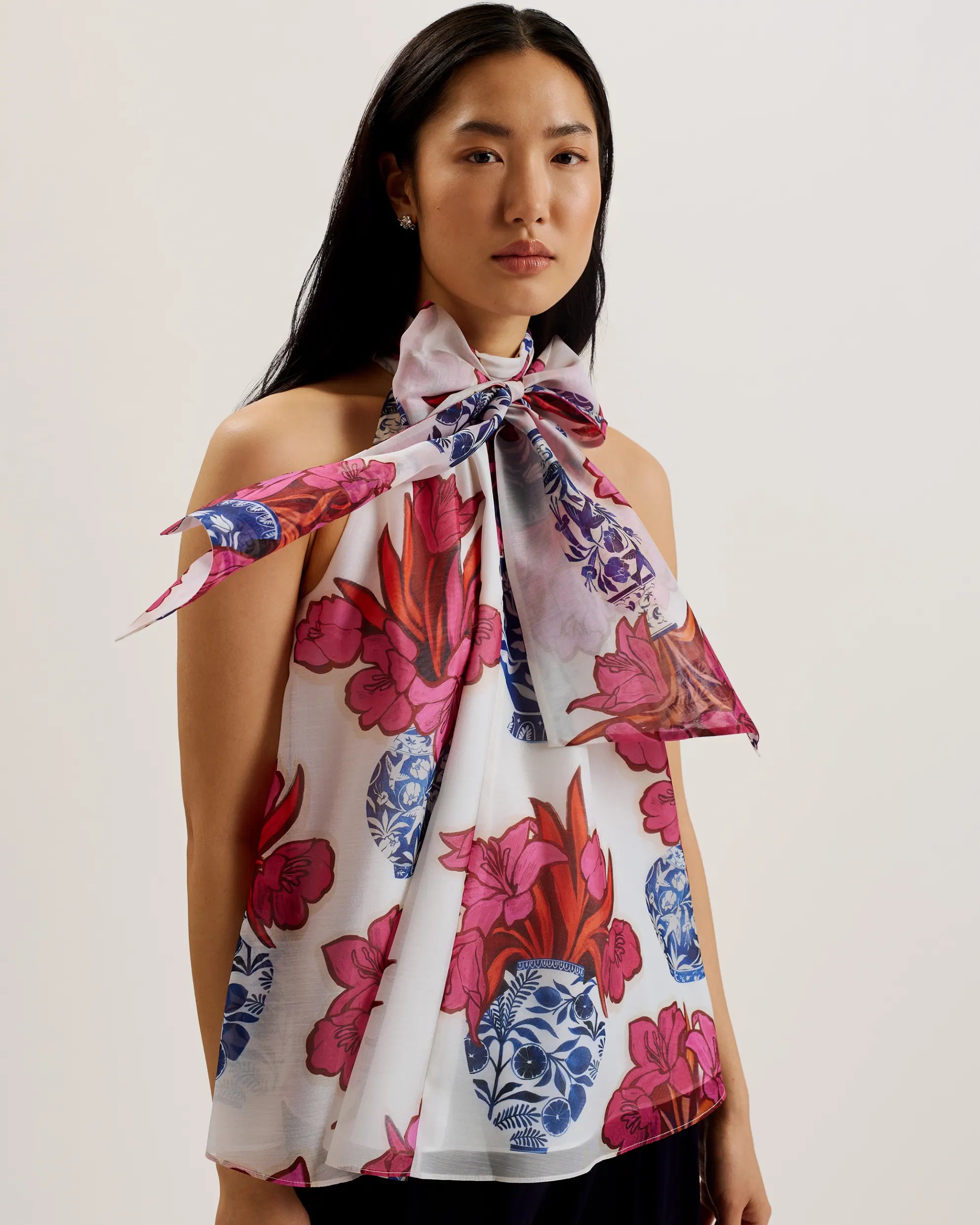 ted-baker-naisten-toppi-akaki-organza-printed-tie-neck-top-valkopohjainen-kuosi-1