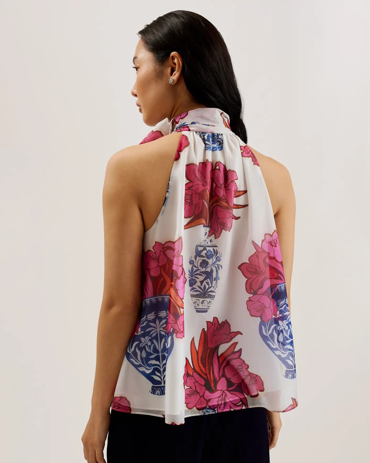 ted-baker-naisten-toppi-akaki-organza-printed-tie-neck-top-valkopohjainen-kuosi-2