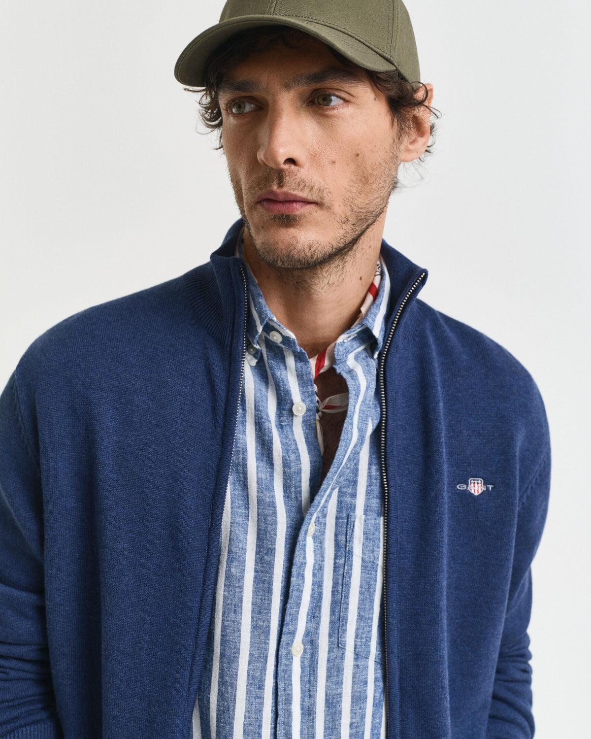 Gant miesten neuletakki Casual Cotton Zip Cardigan, sininen indigo, sininen puuvillaneuletakki regular fit -leikkauksella, pystykauluksella ja vetoketjulla.