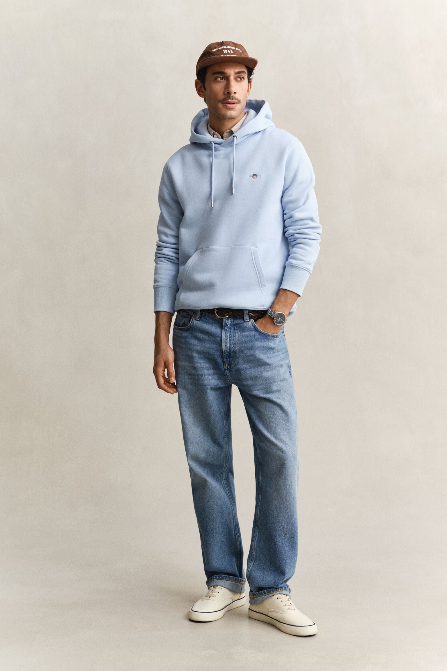 Gant miesten huppari Reg Shield Hoodie, vaaleansininen, pehmeää materiaalia oleva rento huppari, jossa on edessä tasku ja säädettävä huppu.