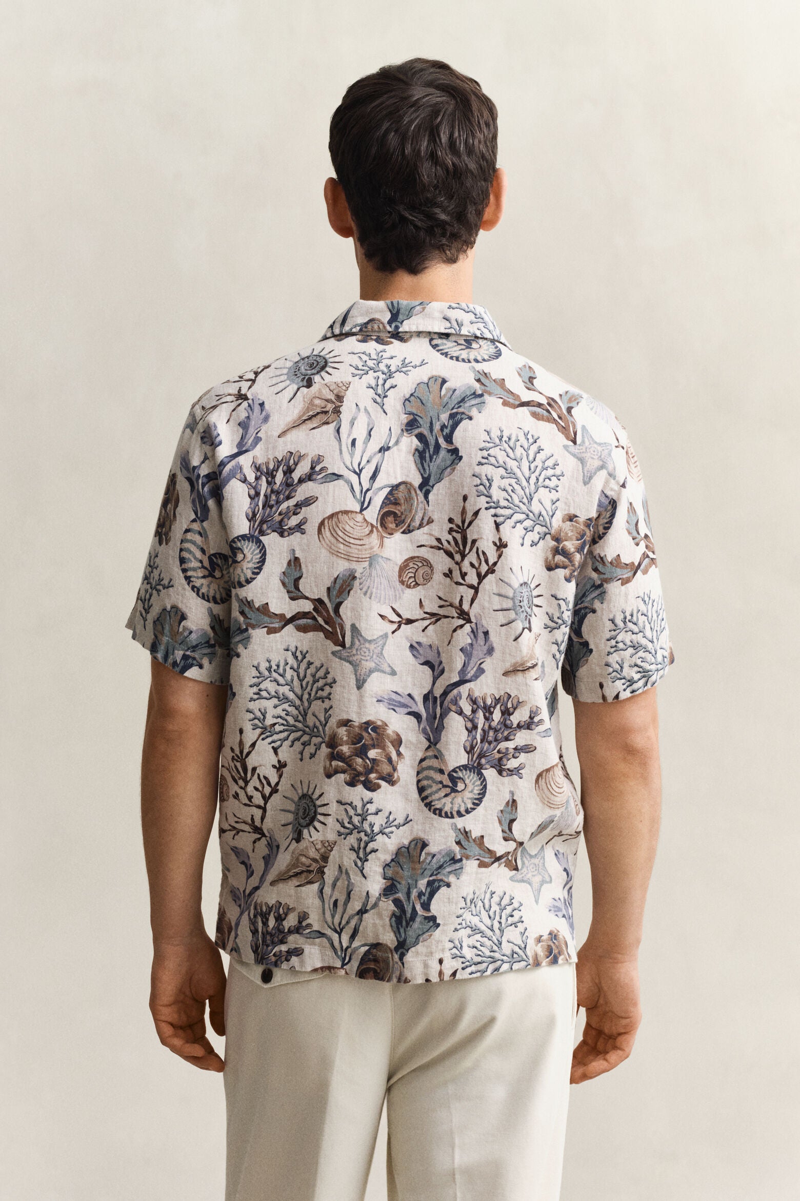 Gant miesten lyhythihainen kauluspaita K Reg Aop Camp Collar Shirt, kuosillinen beige