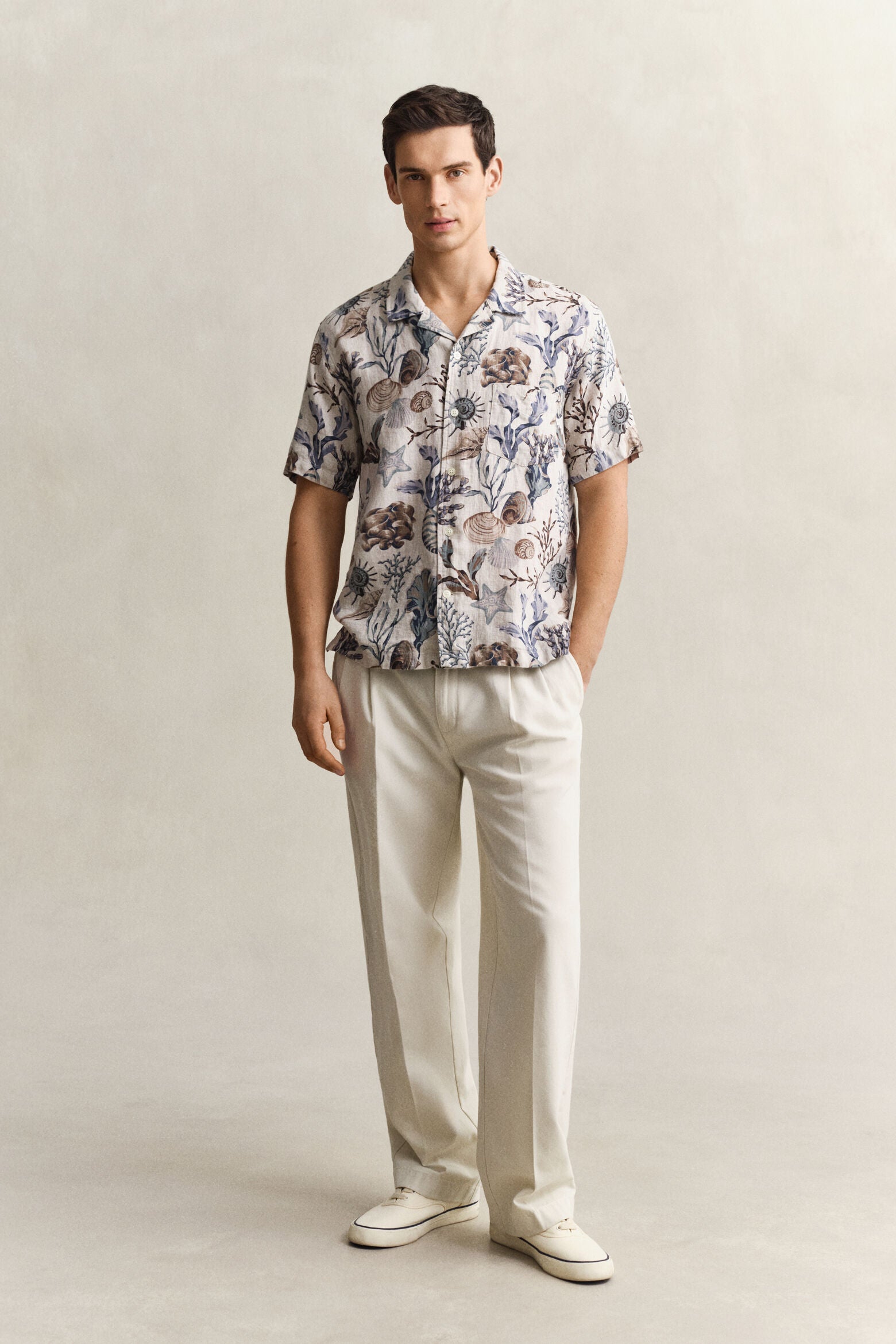 Gant miesten lyhythihainen kauluspaita K Reg Aop Camp Collar Shirt, kuosillinen beige