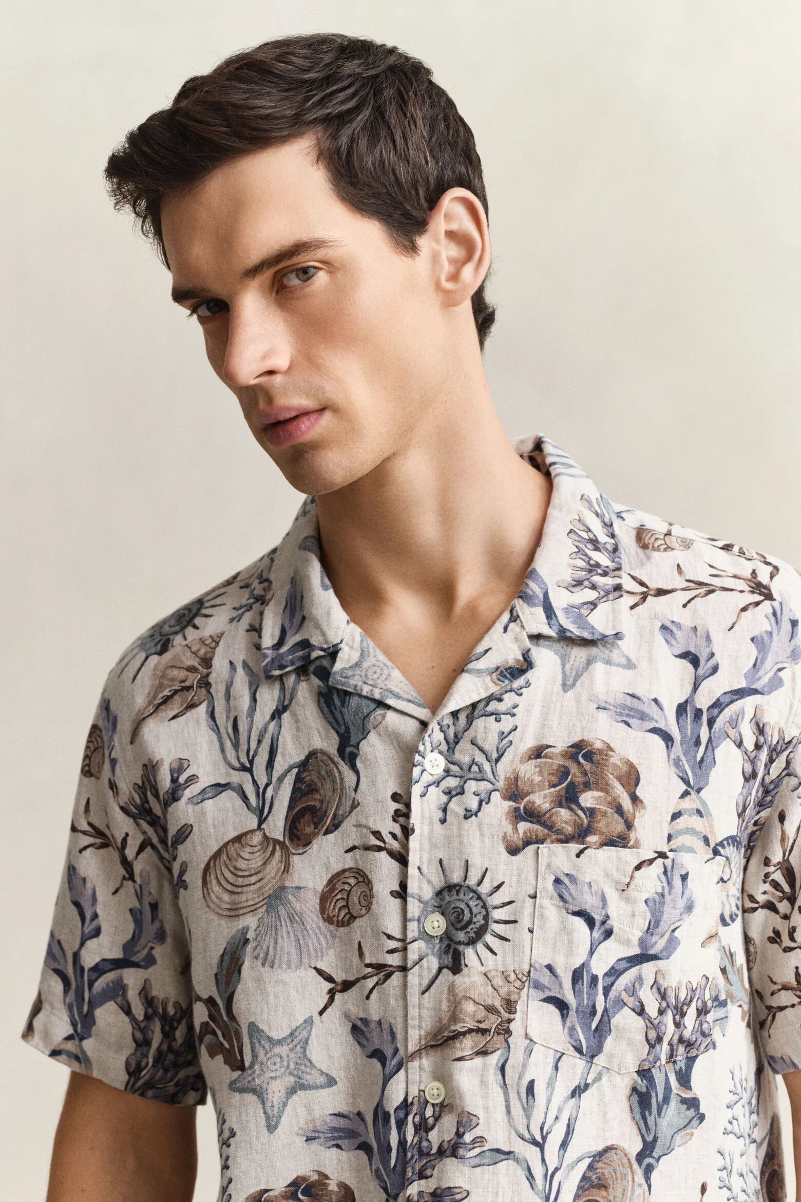 Gant miesten lyhythihainen kauluspaita K Reg Aop Camp Collar Shirt, kuosillinen beige