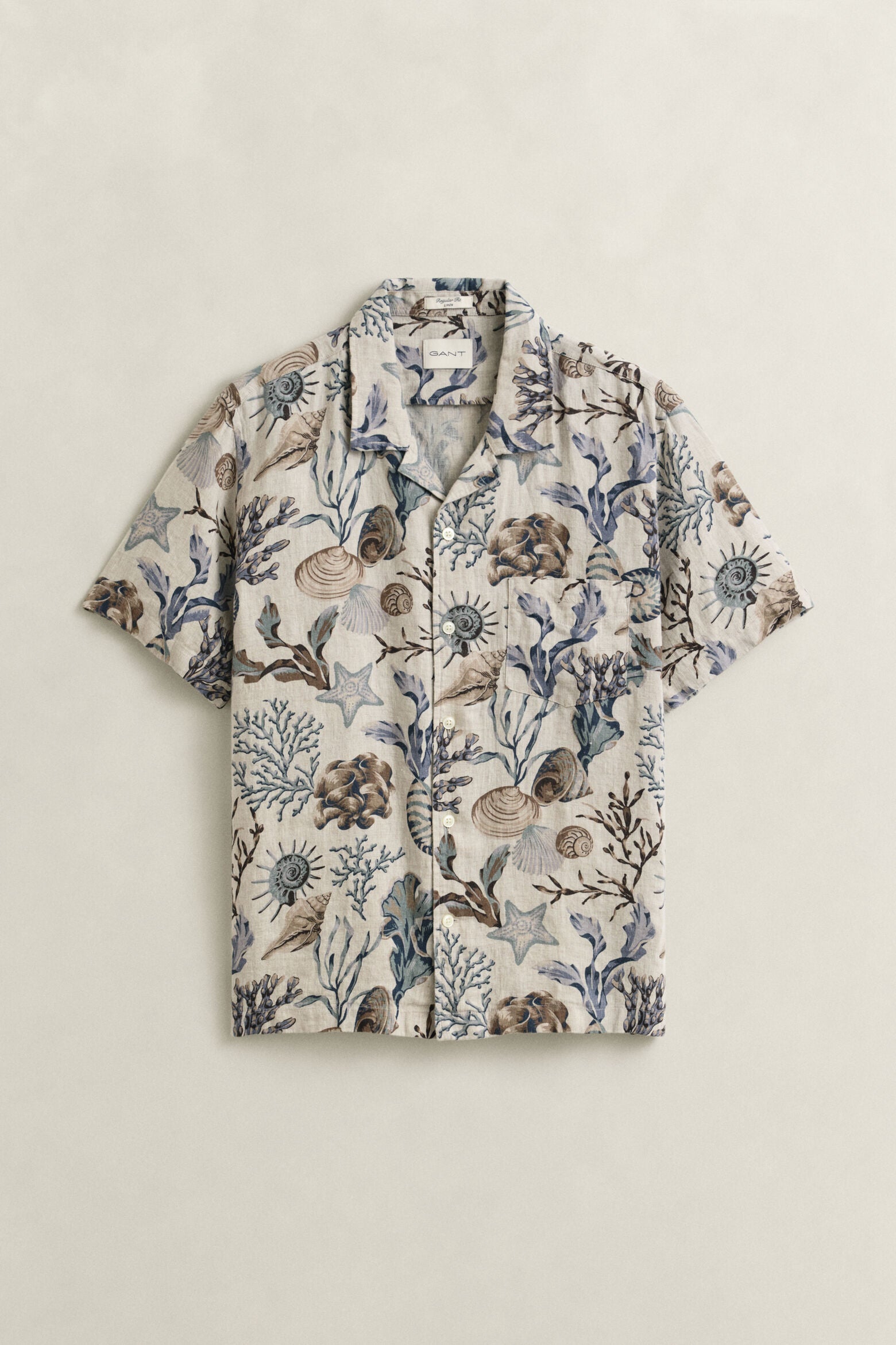 Gant miesten lyhythihainen kauluspaita K Reg Aop Camp Collar Shirt, kuosillinen beige