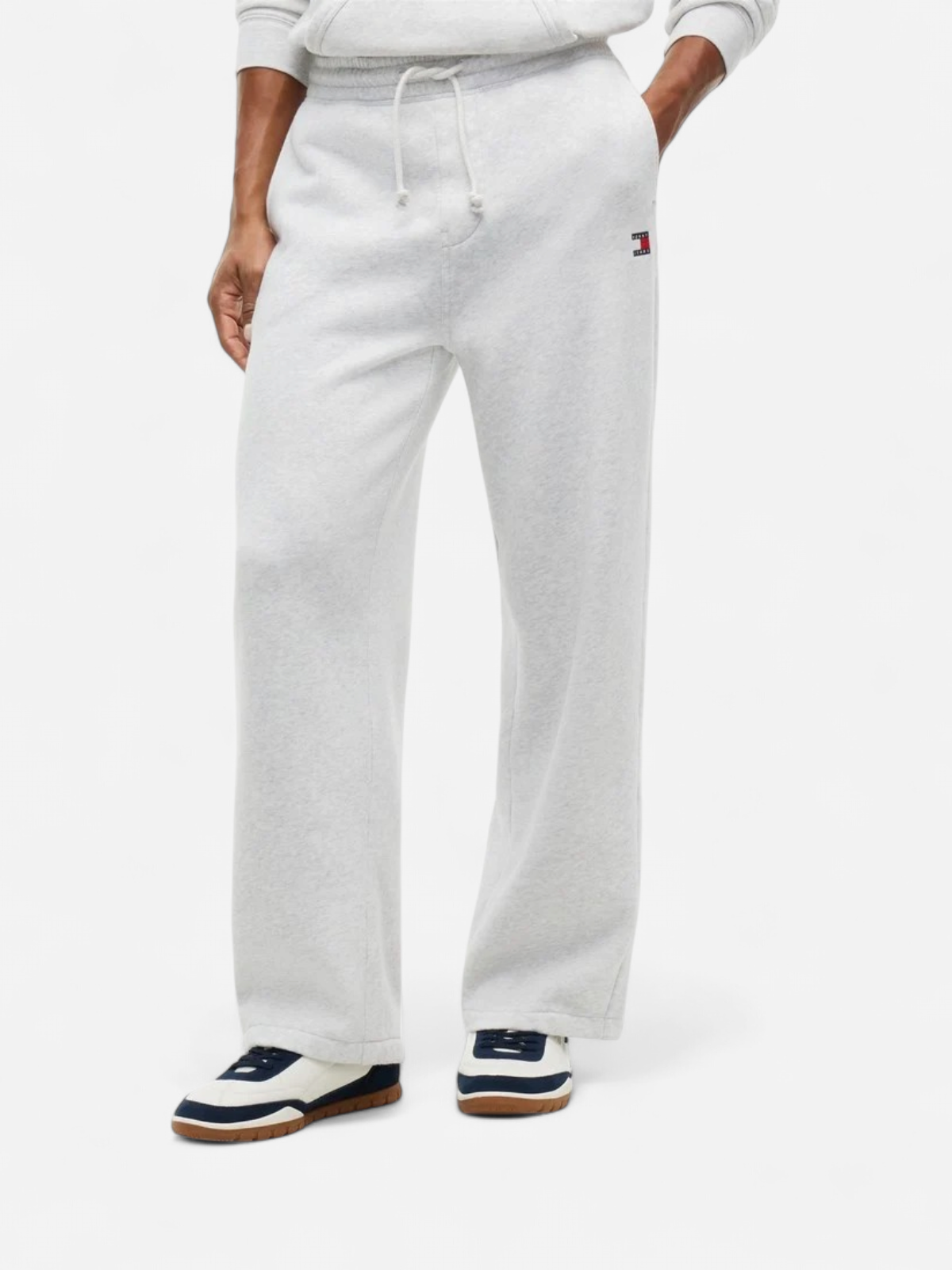 Tommy Jeans miesten collegehousut Badge Sweatpant, Ice Grey Heather - Kekäle.fi